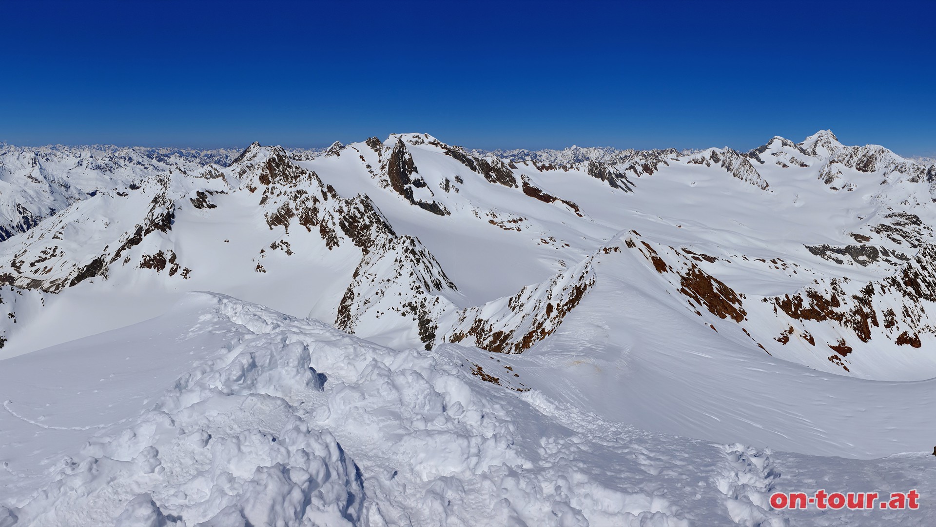 Fluchtkogel; NO-Panorama mit Hochvernagtspitze und Wildspitze (rechts).