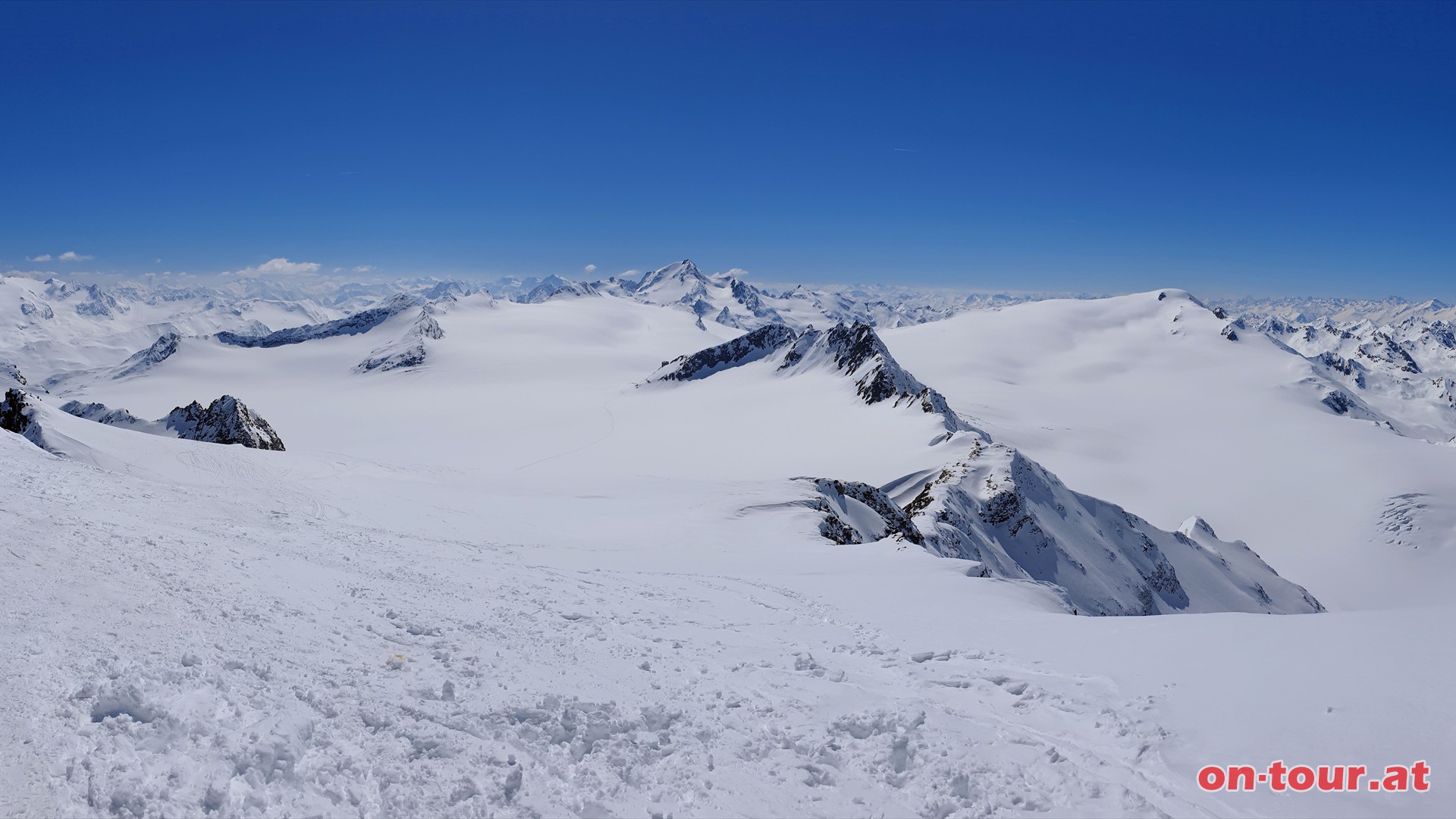 Fluchtkogel; SW-Panorama mit Weikugel (Mitte) und Weiseespitze (rechts). Abfahrt wie Aufstieg.