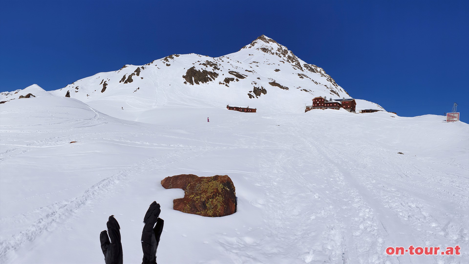 Vernagthtte mit Hintergraslspitze.