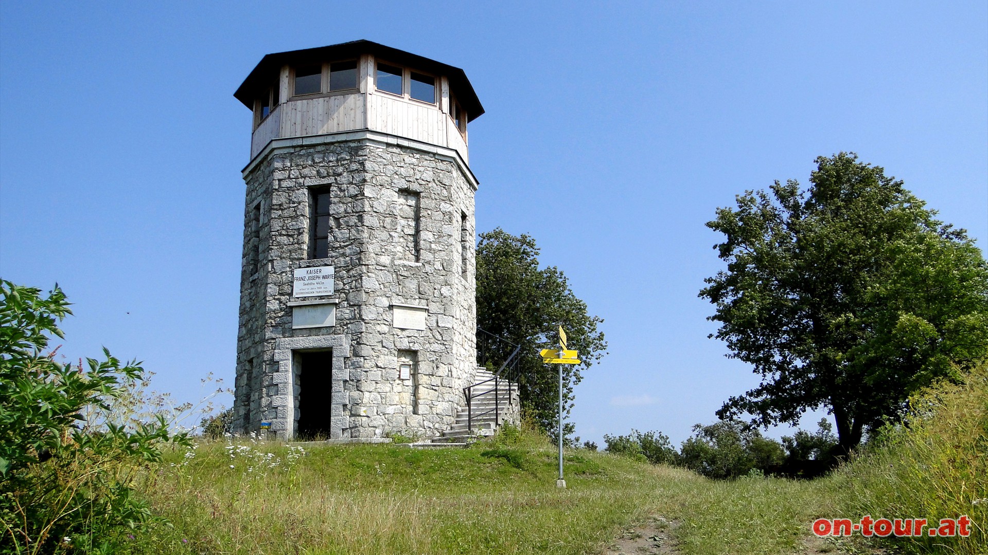 Die alte m�chtige Kaisereiche befindet sich nicht mehr am 443 m hohen Steinerwegberg, daf�r aber die Franz-Josef-Warte mit Panoramablick.