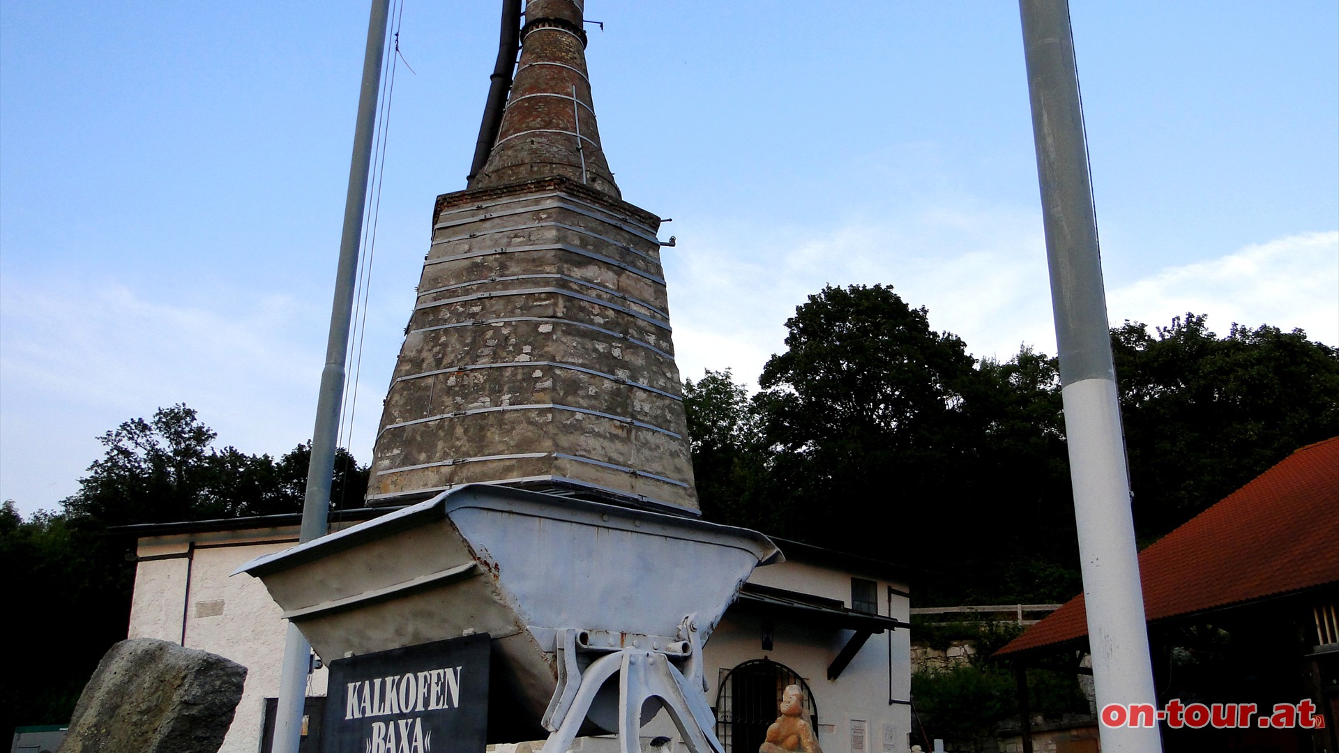 Nun hinunter nach Mannersdorf und beim Kalkofen BAXA vorbei.