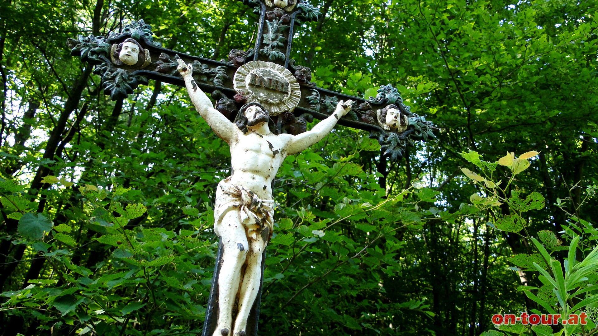 Richtungswechsel nach Nordosten zum Scheiterberg und vorbei am Binderkreuz.