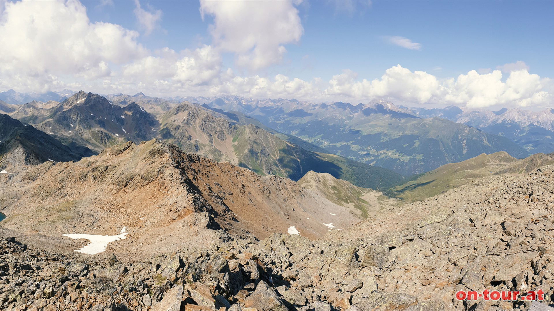 Furgler; NW-Panorama mit Samnaun- (links), Verwallgruppe, Paznauntal und Hohen Riffler (rechts).