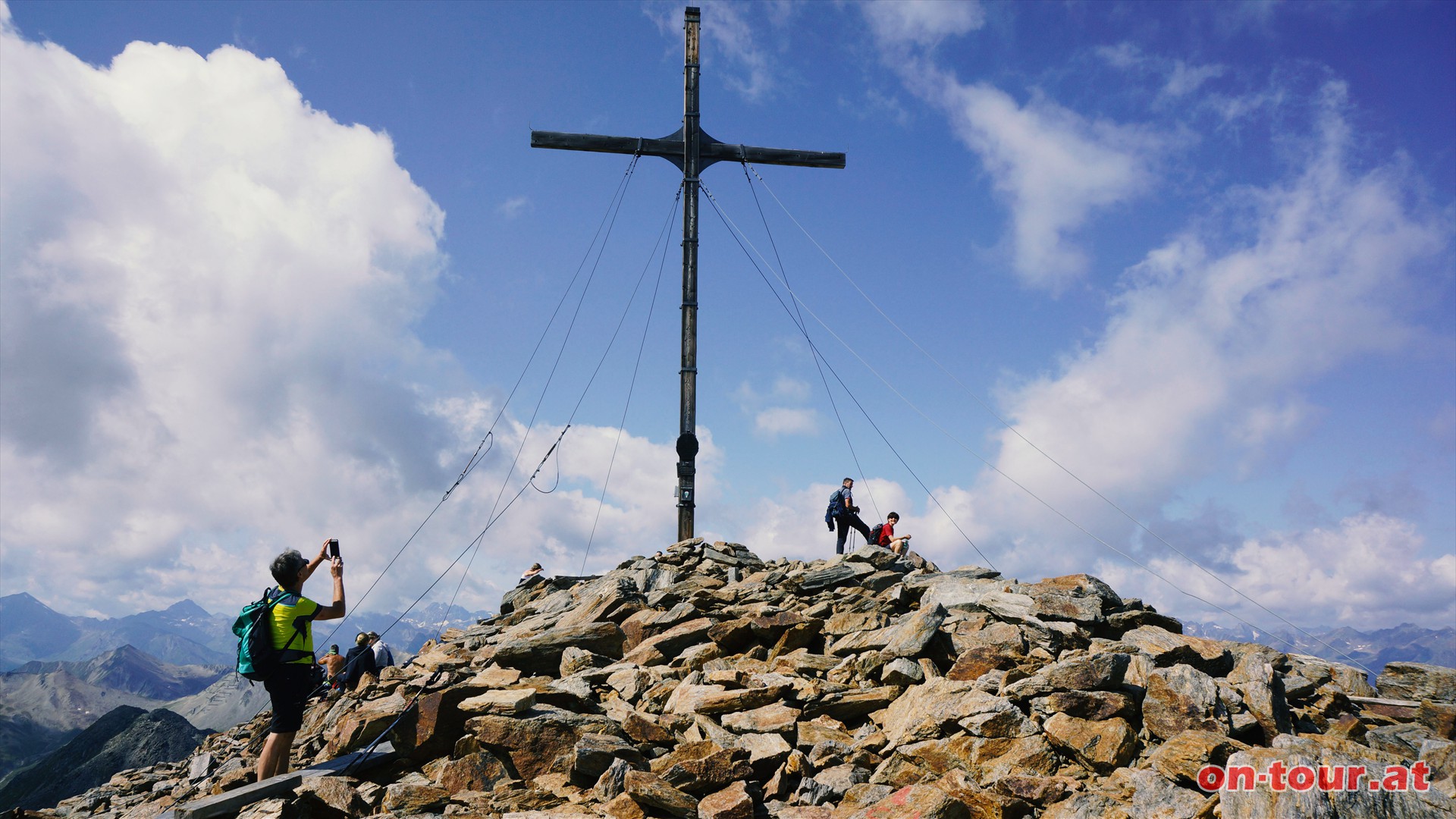 Riesiges Kreuz am Furgler.