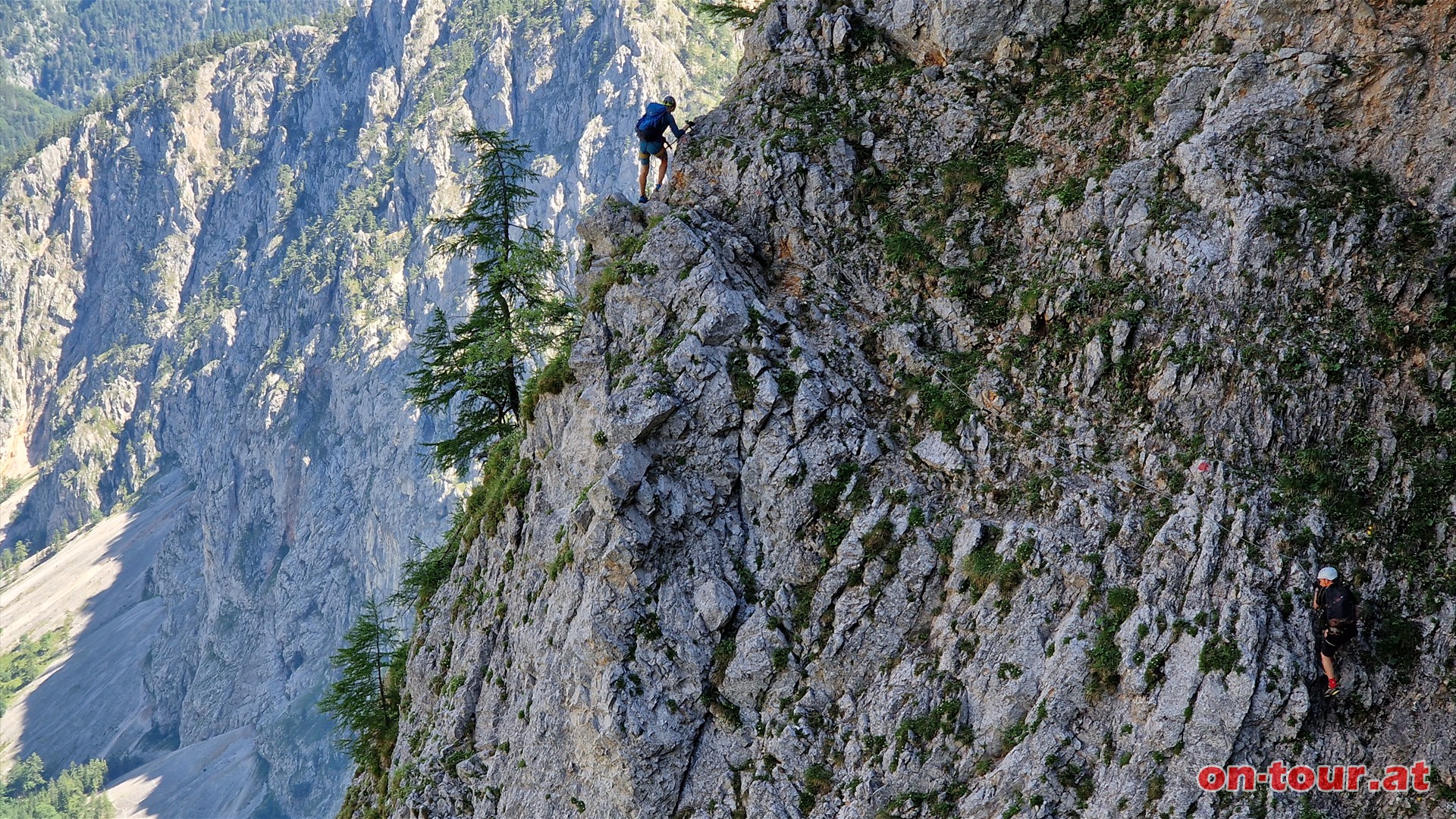 Ausgesetzte Kletterei am Gustav-Jahn-Steig (Schwierigkeit B).