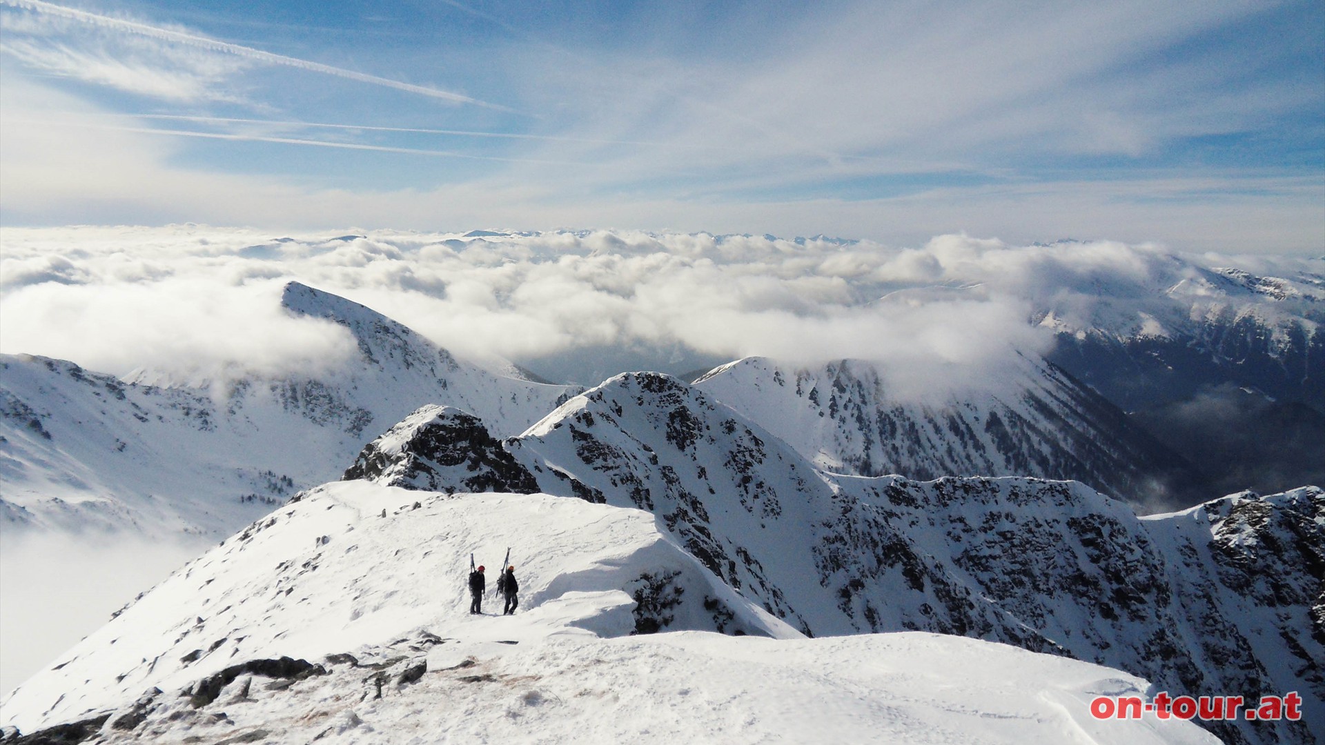 Im Westen der Aufstiegskamm und die Hochleitenspitze.