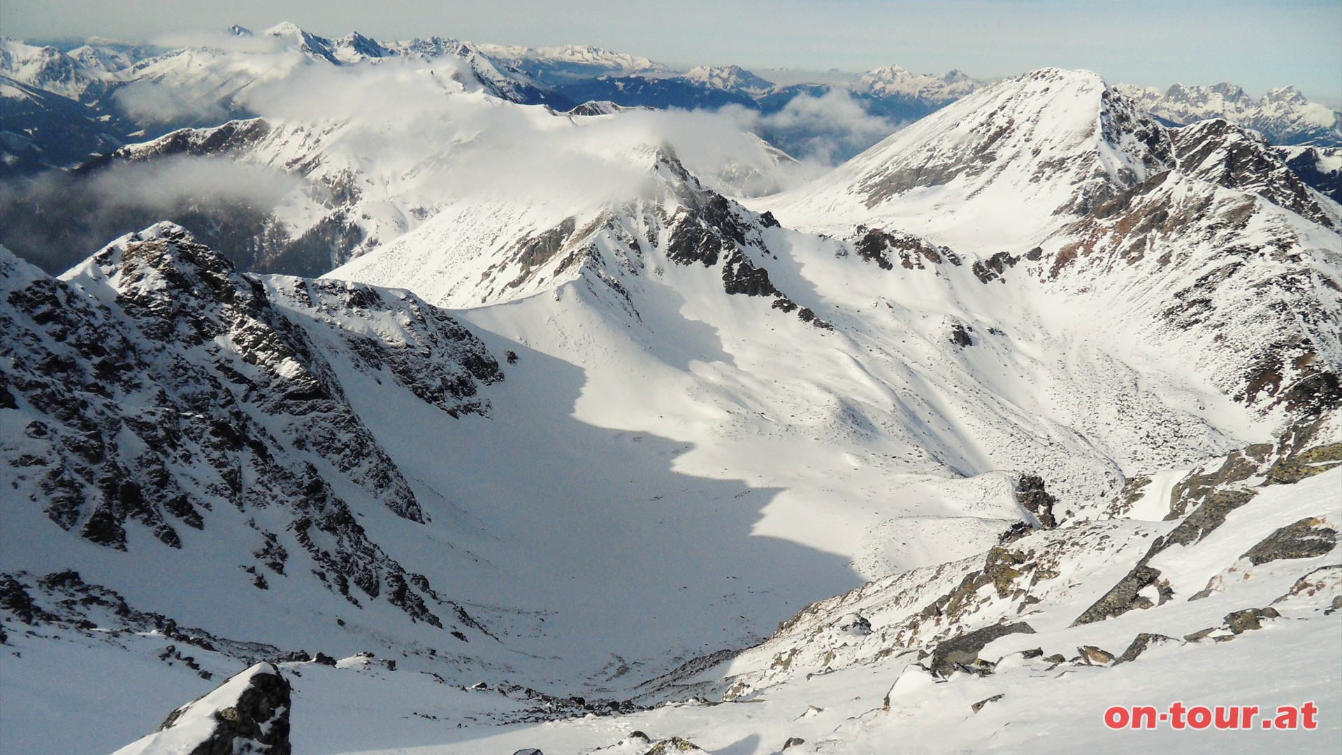 Knapp vor der Scharte; Herrlicher Tiefblick zu Knaudachkogel (Mitte) und Groem Griestein (rechts).