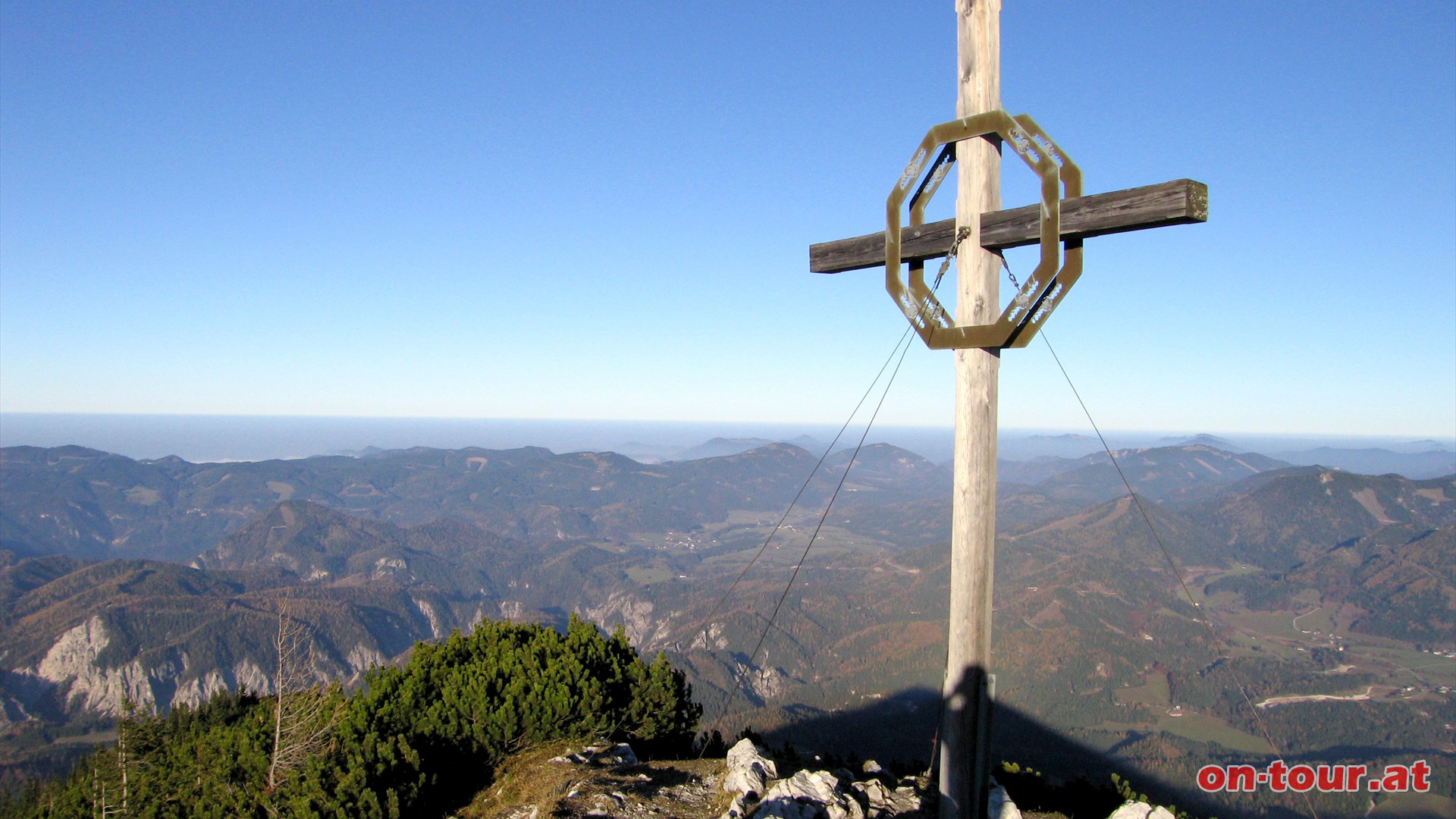 Unweit vom Haus steht das Gipfelkreuz.