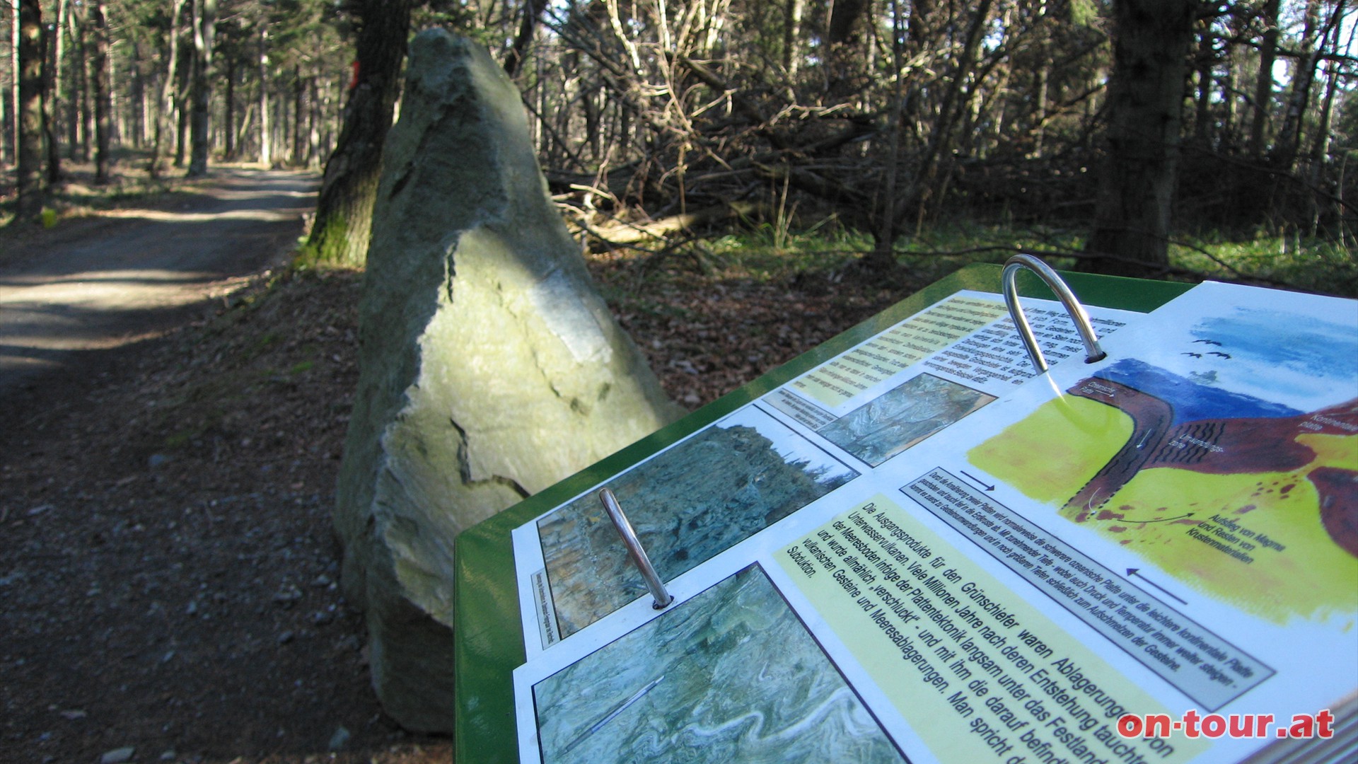 Der Weg zum Geschriebenstein ist zugleich Geologie-Themenpfad.
Der, hier zu sehende, Grnschiefer, wird in einem Steinbruch bei Rechnitz gewonnen.