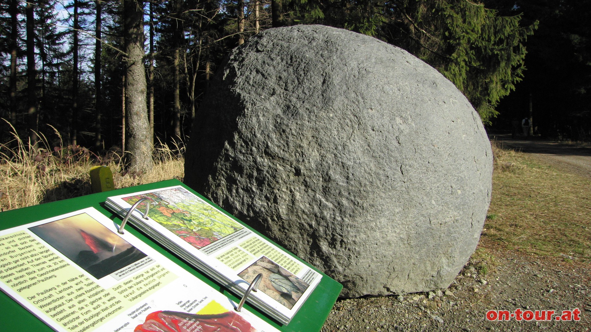 Diese Basaltbombe stammt vom etwa 20 km entfernten Pauliberg. Vulkanausbrche vor ber 10 Millionen Jahren formten jene vulkanischen Auswurfprodukte und schleuderten die Gesteinskugeln aus dem Krater.