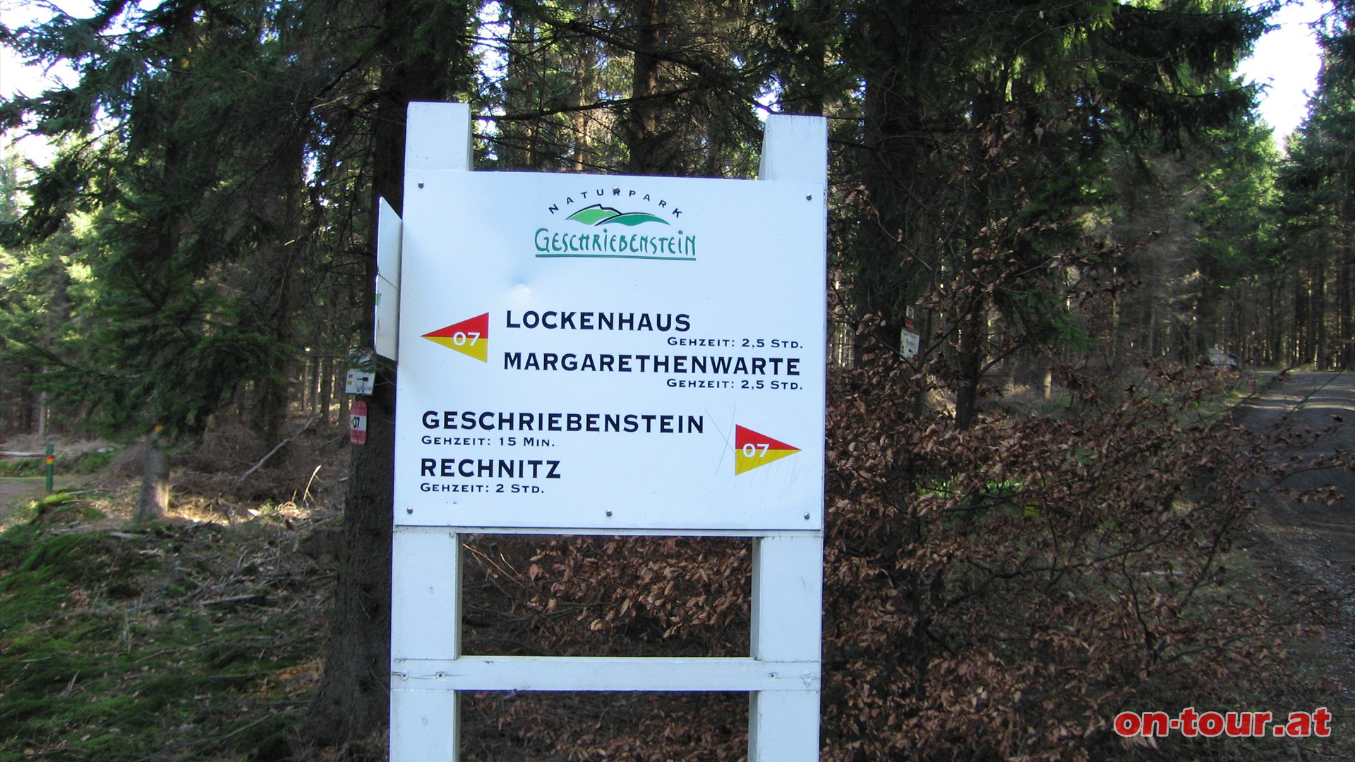 Der Abzweig nach Lockenhaus und zur Margarethenwarte. Erreichbar in etwa 2,5 Stunden. Weiter rechts Richtung Geschriebenstein.