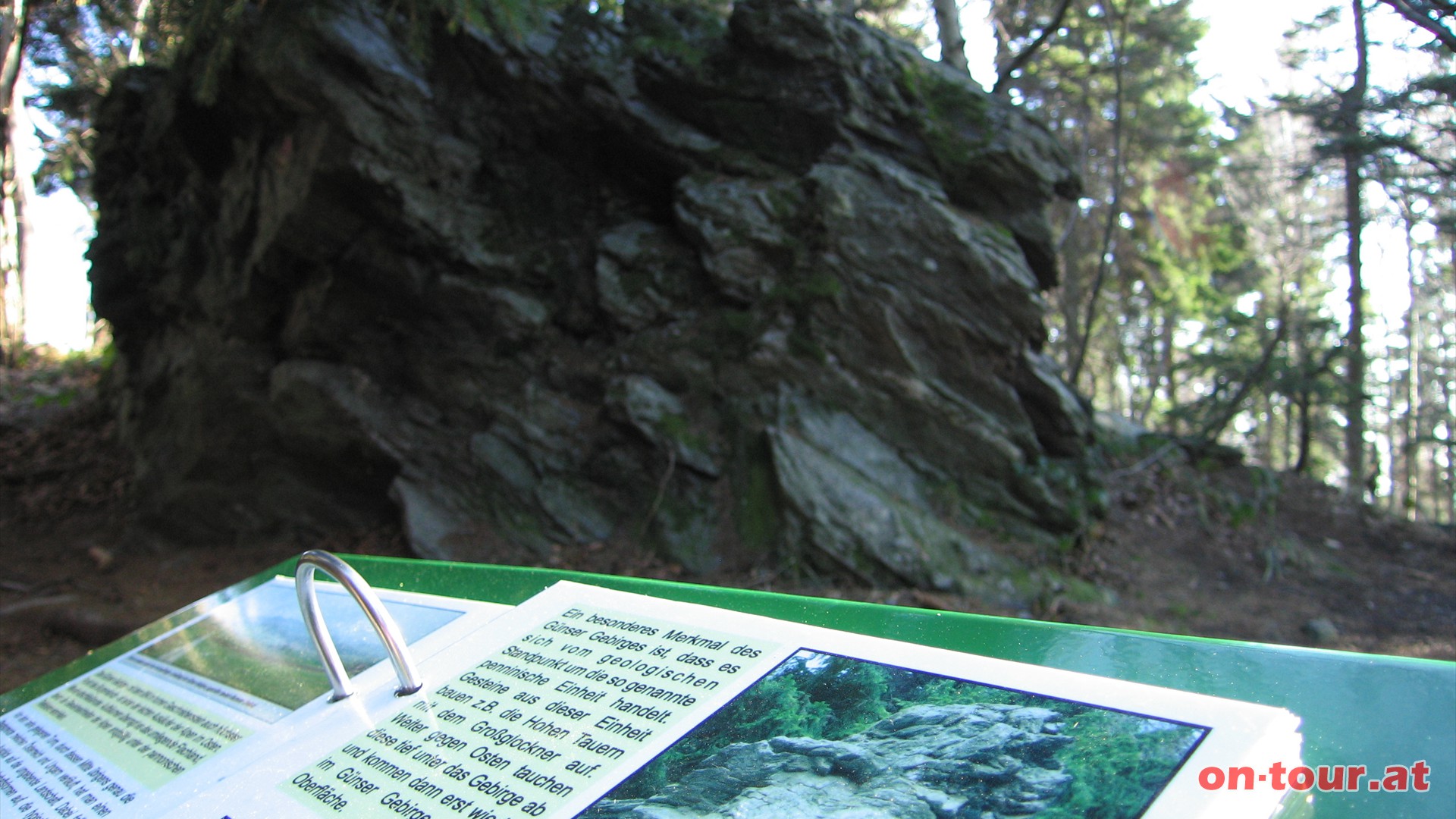 Der Geschriebenstein ist eigentlich aus Quarzphyllit aufgebaut. Hervorgegangen durch eine Gesteinsumwandlung von Sanden und Tonen. Zu sehen kurz vor dem Gipfel.