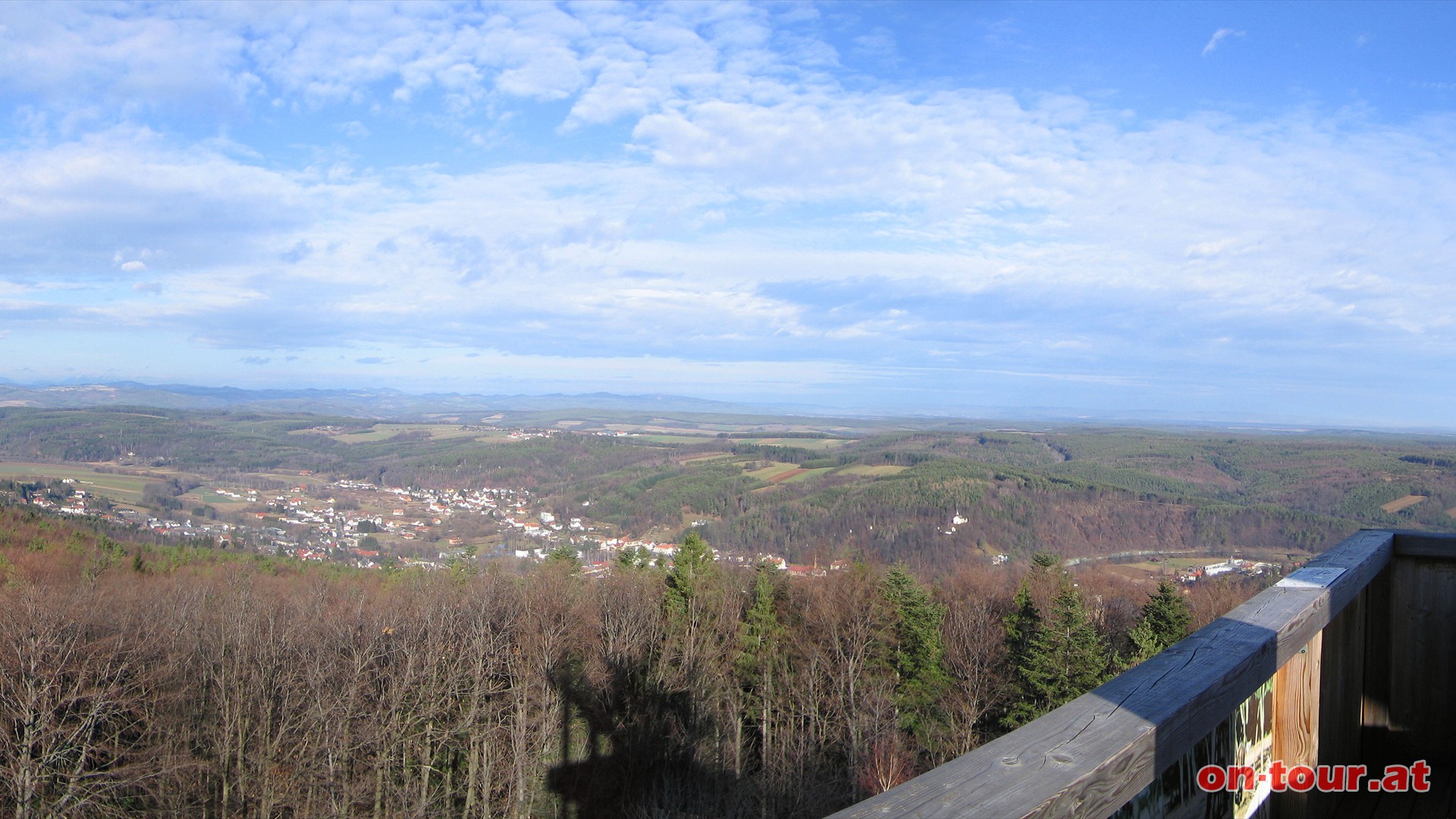 Blick hinunter zur Ortschaft Lockenhaus in Richtung Nordwesten.