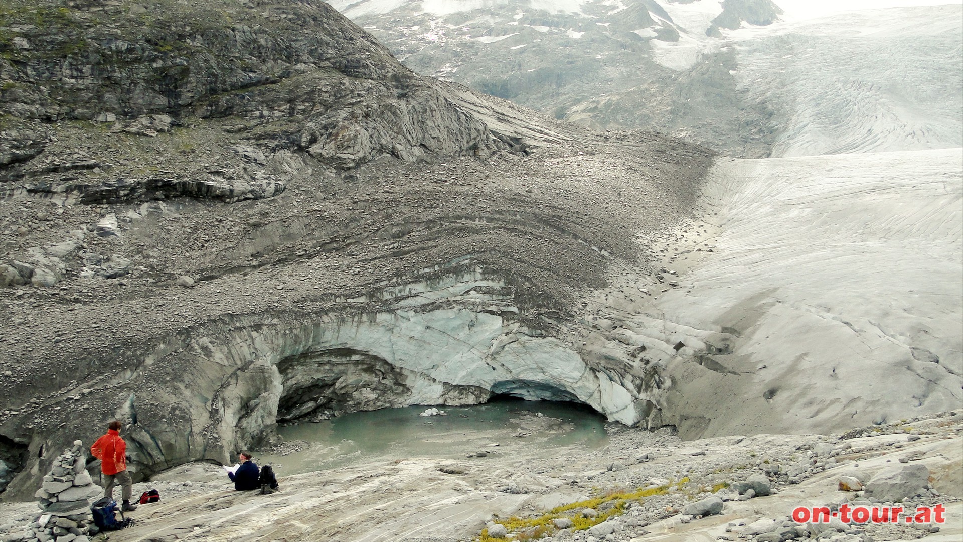 Das imposante Gletschertor wirkt wie eine starre Felswand.