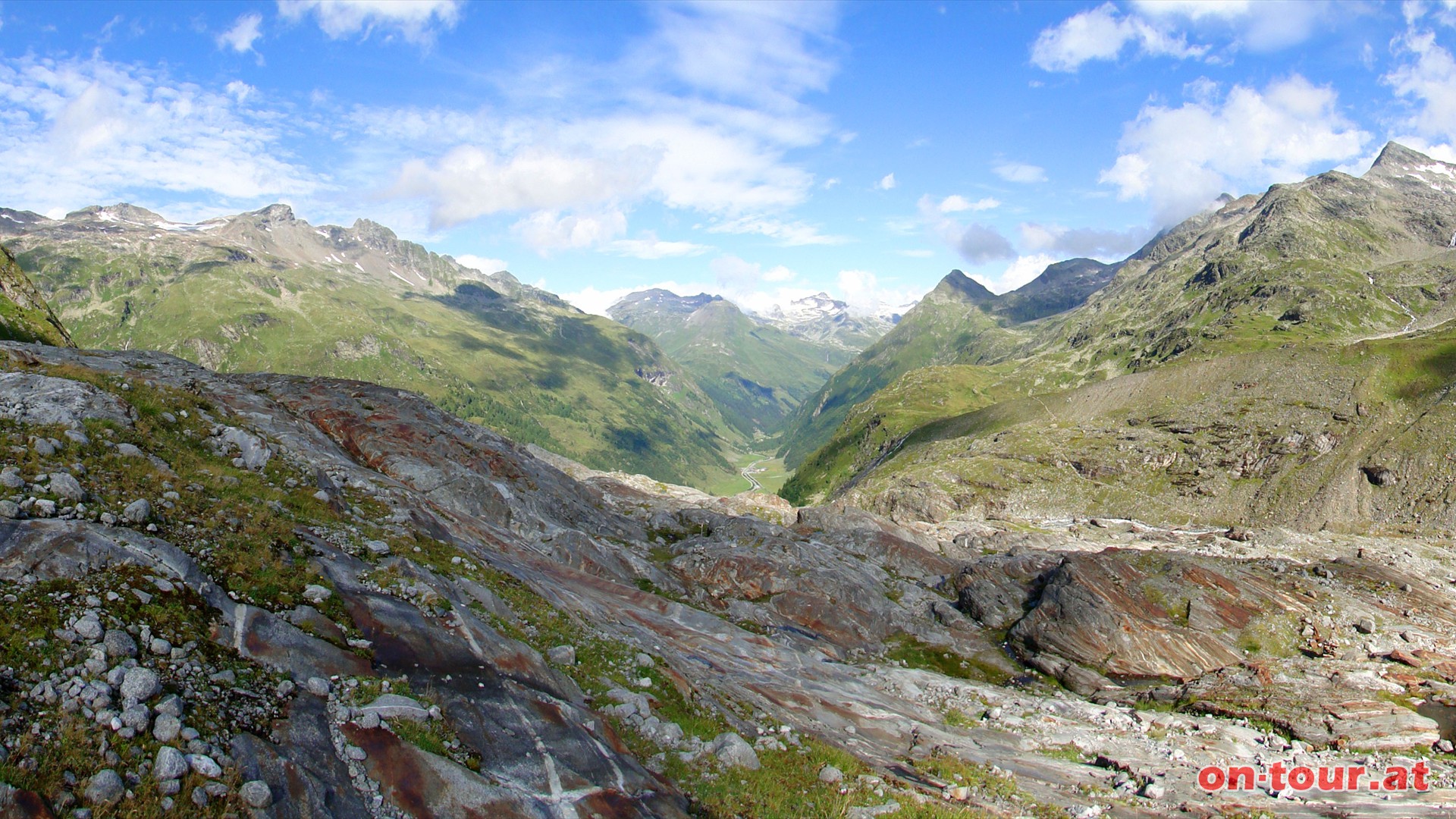 Der Rundwanderweg schwenkt nach Norden. Im Osten sehen wir wieder das Gschlsstal, umrahmt von den Bergriesen der Hohen Tauern.