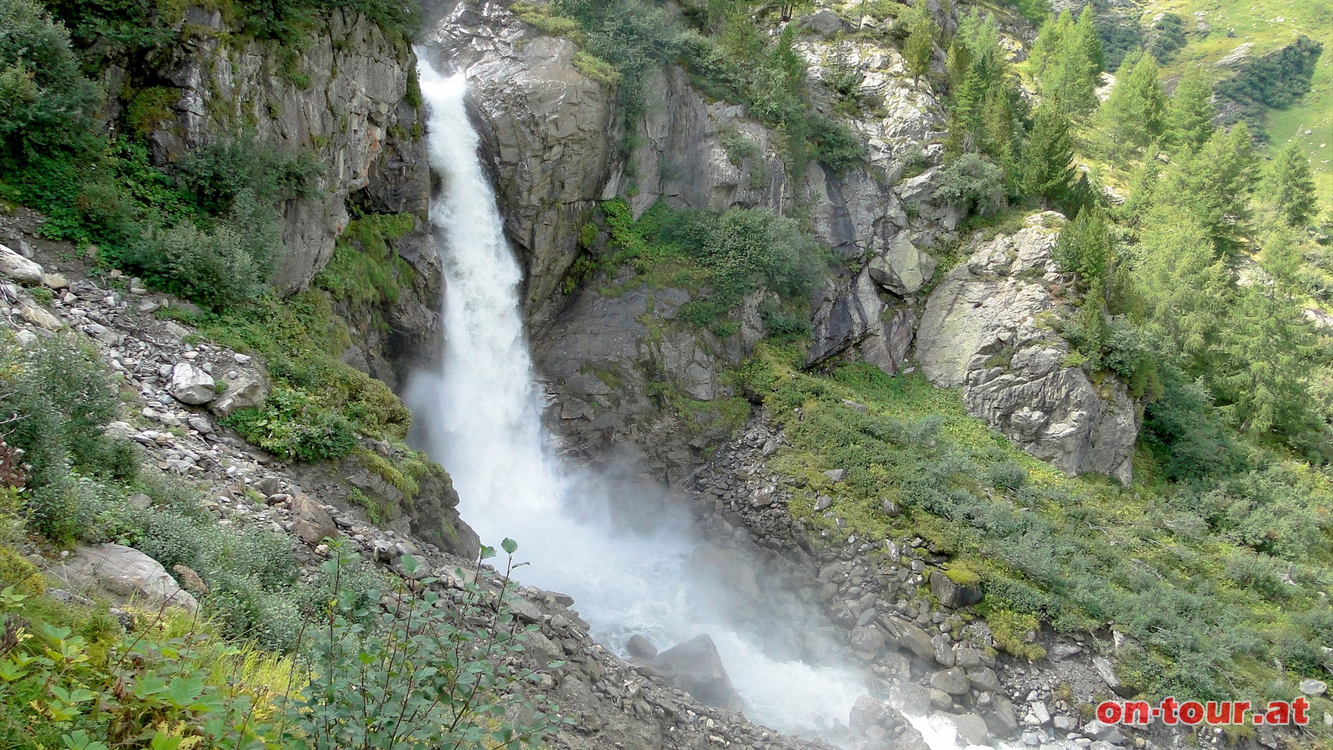 Entlang des Gletscherweges befinden sich 28 in Stein gemeielte, interessante Haltepunkte (Info-Tafel am Beginn). Der Wasserfall ist die Station Nr. 6.