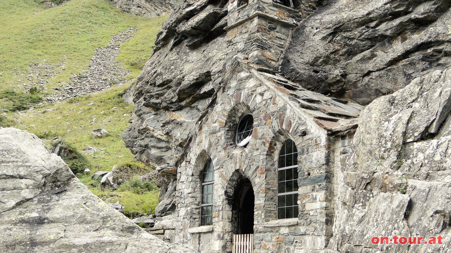 Es folgt der Frauenbrunnen und weiters die beeindruckende Felsenkapelle, errichtet im Jahre 1870.