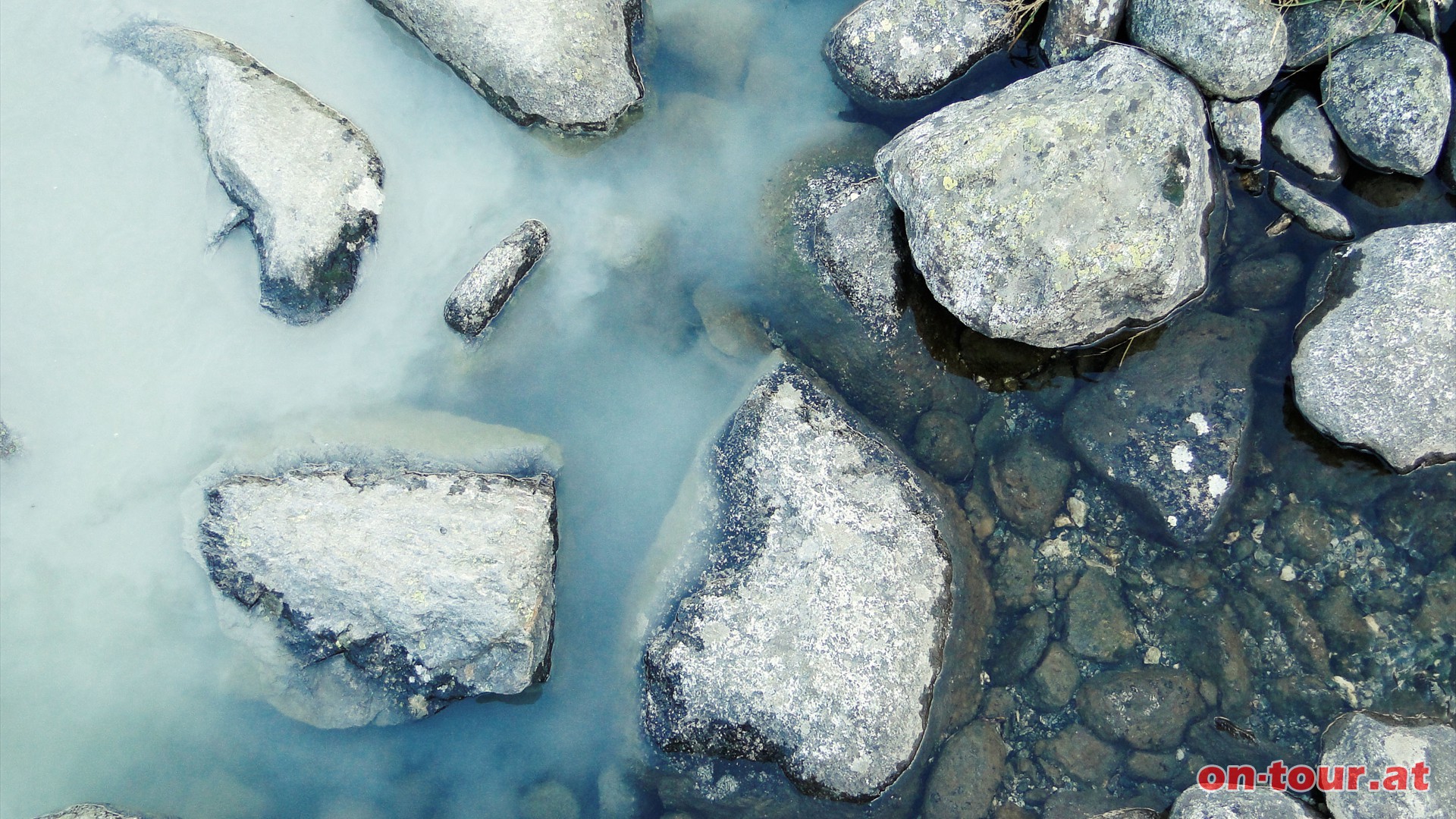 Im Tal fllt uns noch der interessante Zusammenfluss vom milchigem Viltragen-Gletschbach und dem klaren Kees-Quellbach auf.