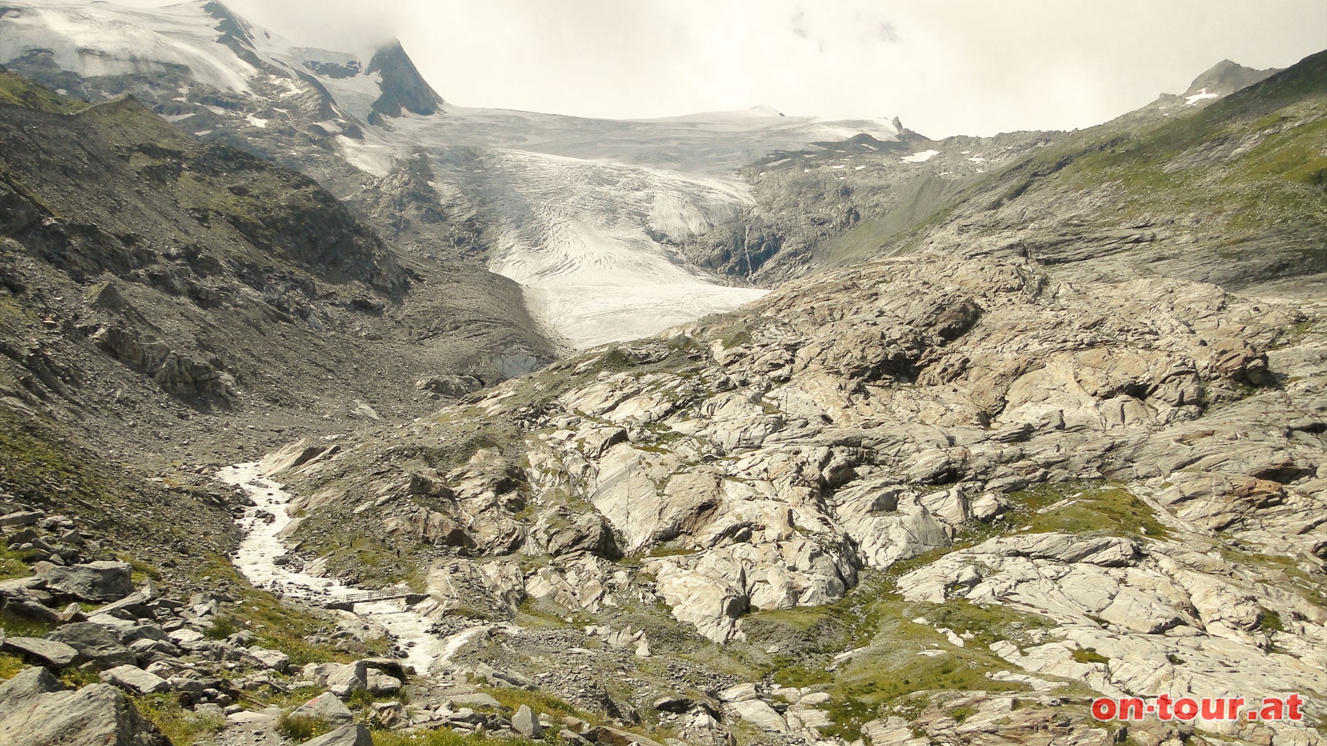 Wir nhern uns nun dem Gletschertor. Auch der Hauptgipfel der Gruppe, der 3.667 m hohe Grovenediger, ist im Ansatz zu sehen.