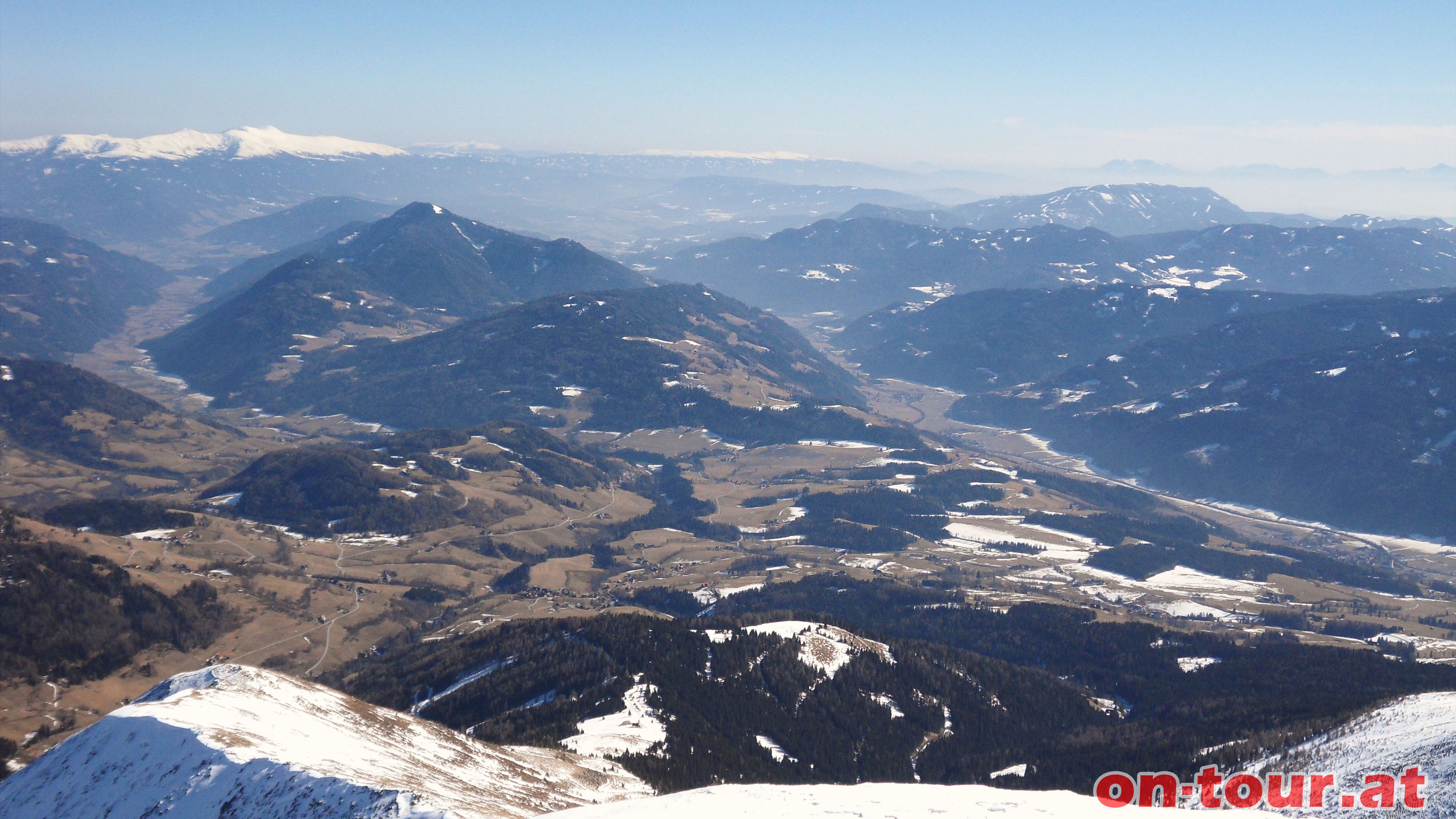 Im SO reicht die Sicht von Zirbitzkogel, ber Saualpe bis zu den Karawanken. In der Mitte unten liegt Pllau am Greim und rechts St. Peter am Kammersberg.