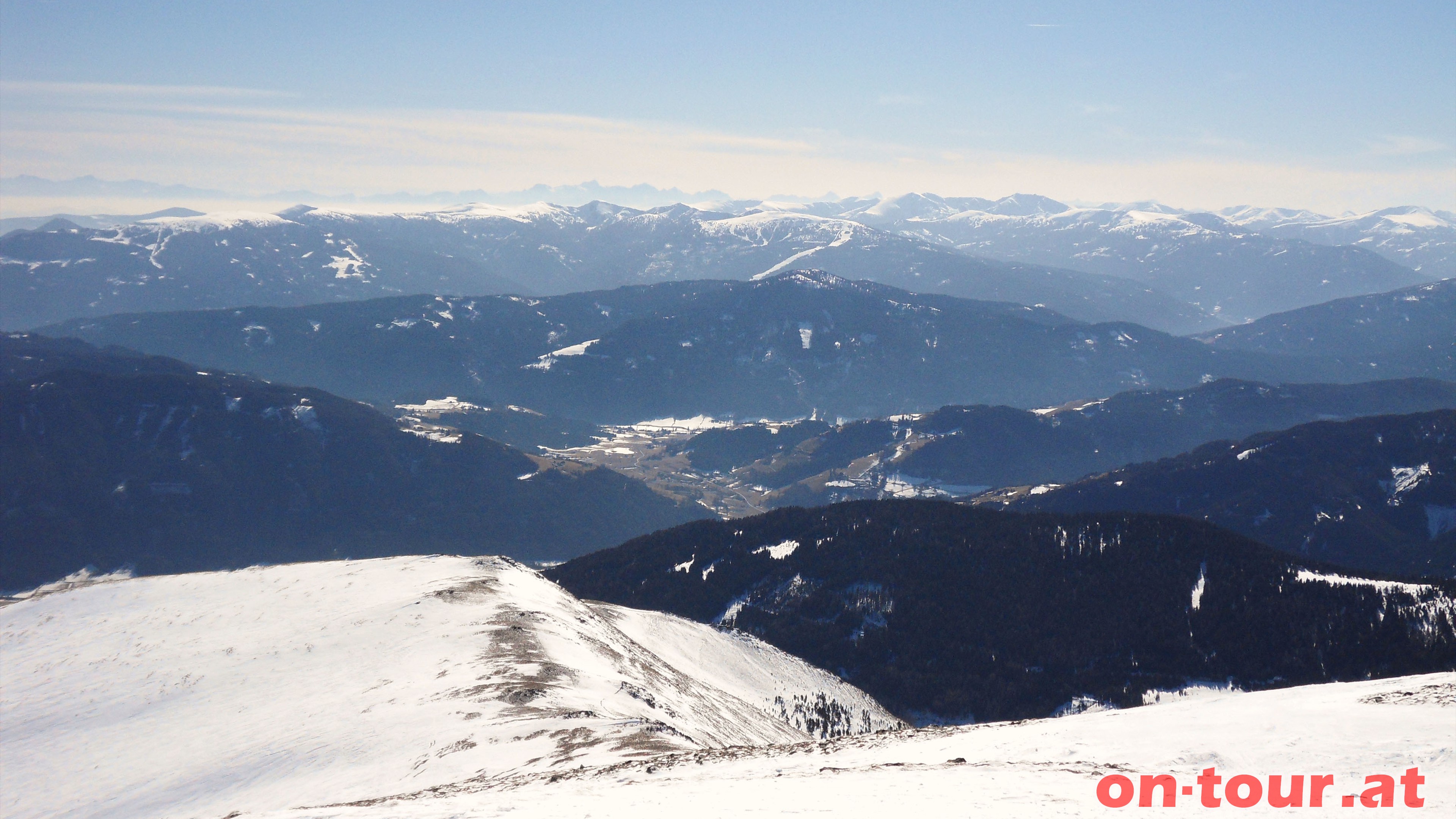 Im SW in der Mitte den Kramerkogel und dahinter die Gurktaler Alpen mit dem Kreischberg. Links hinten die Karawanken und rechts die Nockberge.