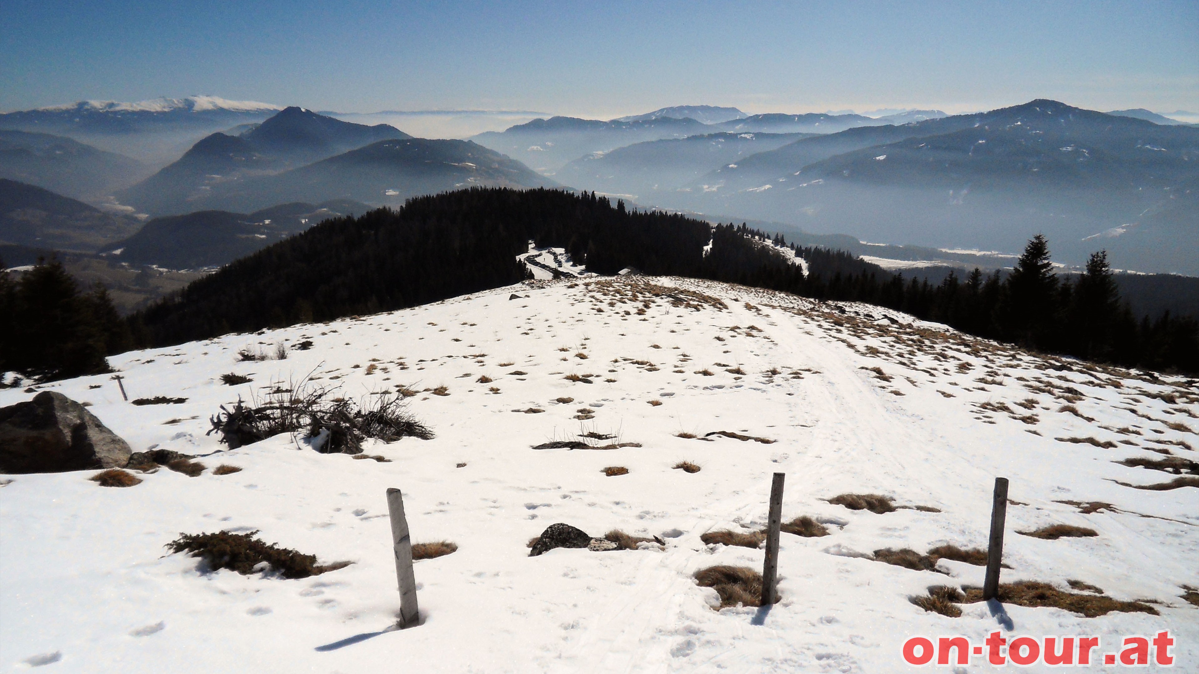 In nordwestlicher Richtung geht es gemtlich ber die Greim-Sdflanke bergauf. Im Rcken ein herrlicher Blick nach Sdosten bis zum Zirbitzkogel (li.).