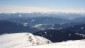 Im SW in der Mitte den Kramerkogel und dahinter die Gurktaler Alpen mit dem Kreischberg. Links hinten die Karawanken und rechts die Nockberge.