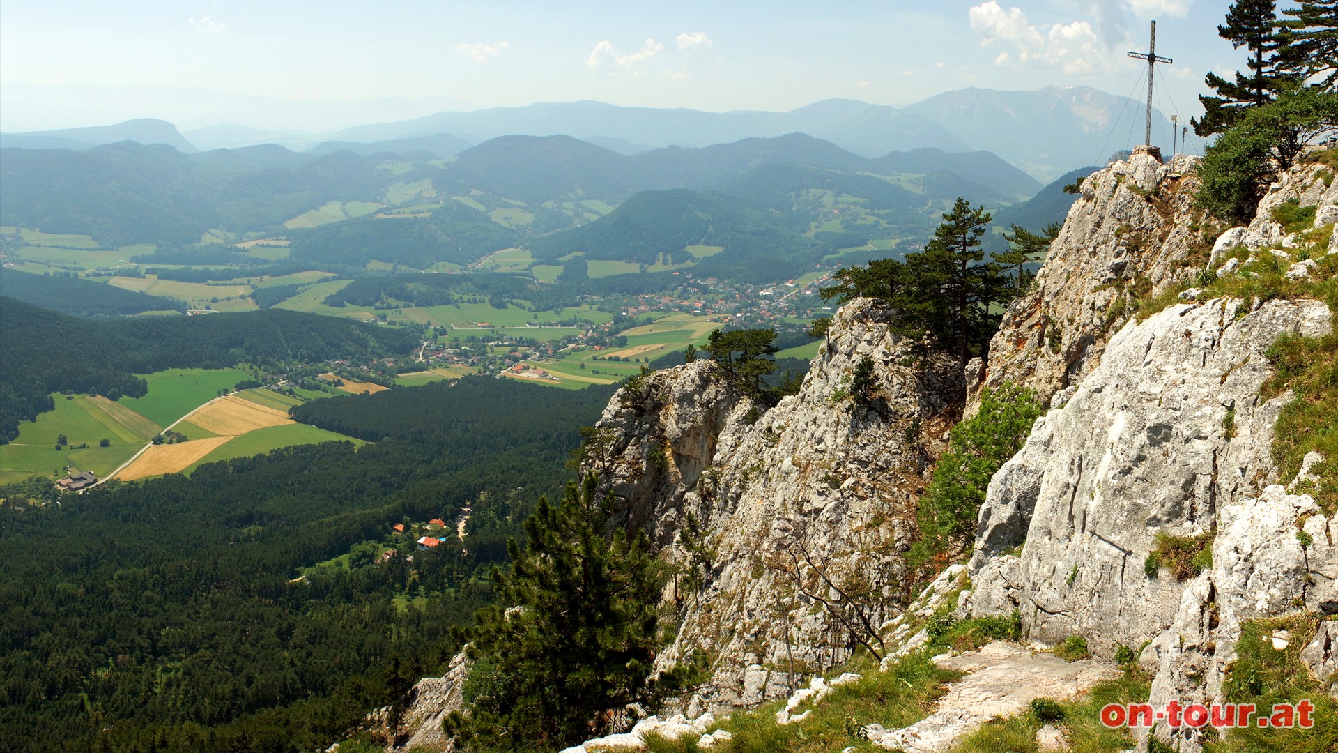 Der Ausblick hier zhlt zu den schnsten Sd-West Panoramen auf der Hohen Wand. Im Tal liegt Grnbach am Schneeberg.