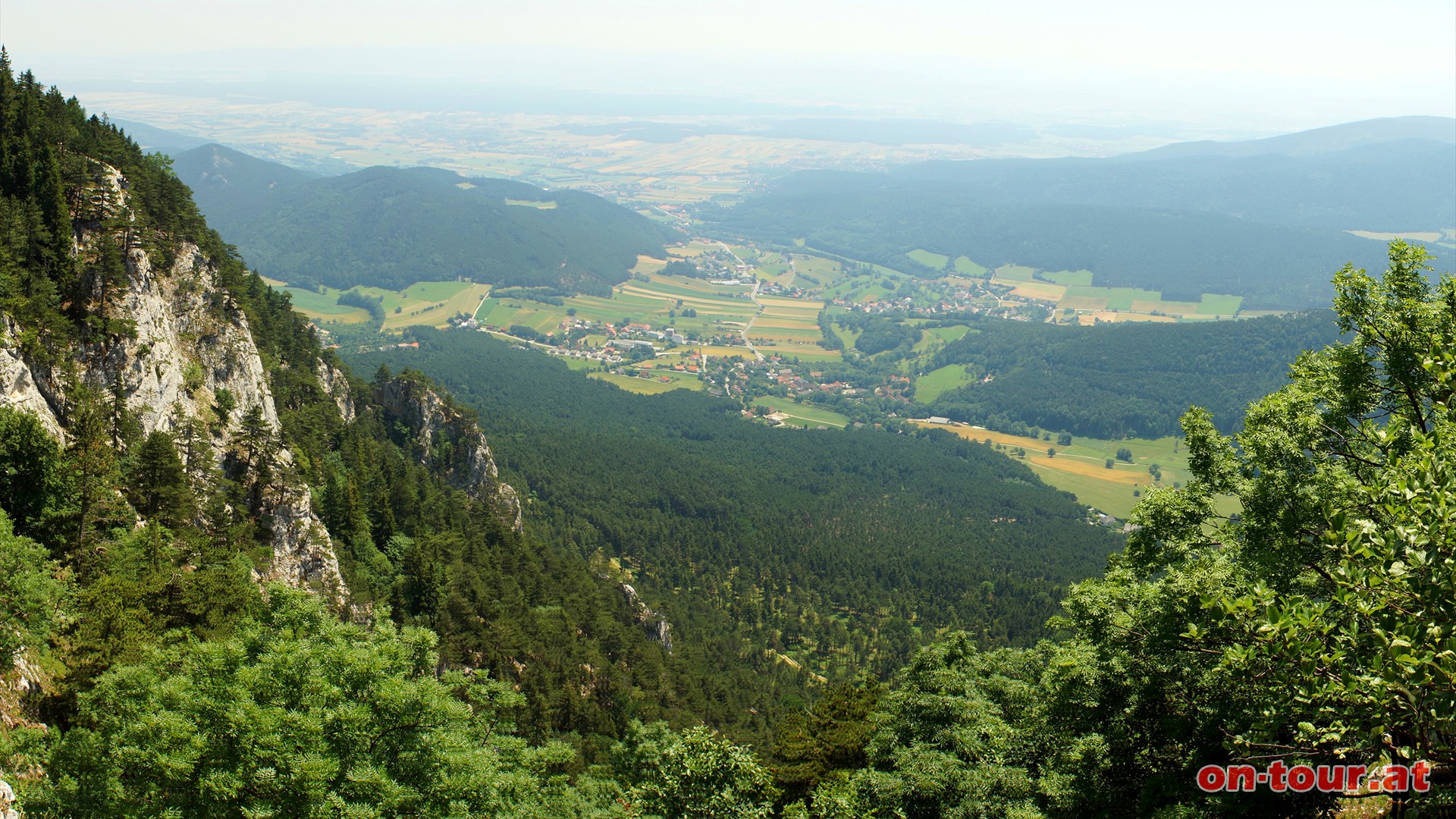 Und natrlich nicht zu vergessen, die eindrucksvollen Tiefblicke. Im Sdosten wieder Ober- und Unterhflein im Tal.