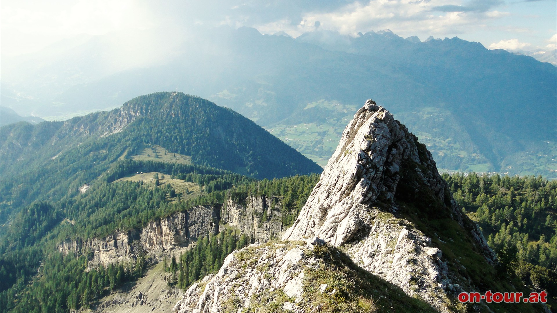 ......links geht es hinauf auf die ausgesetzten -Ferrata Zillinkpfe- (sehr luftige weitere Variante).