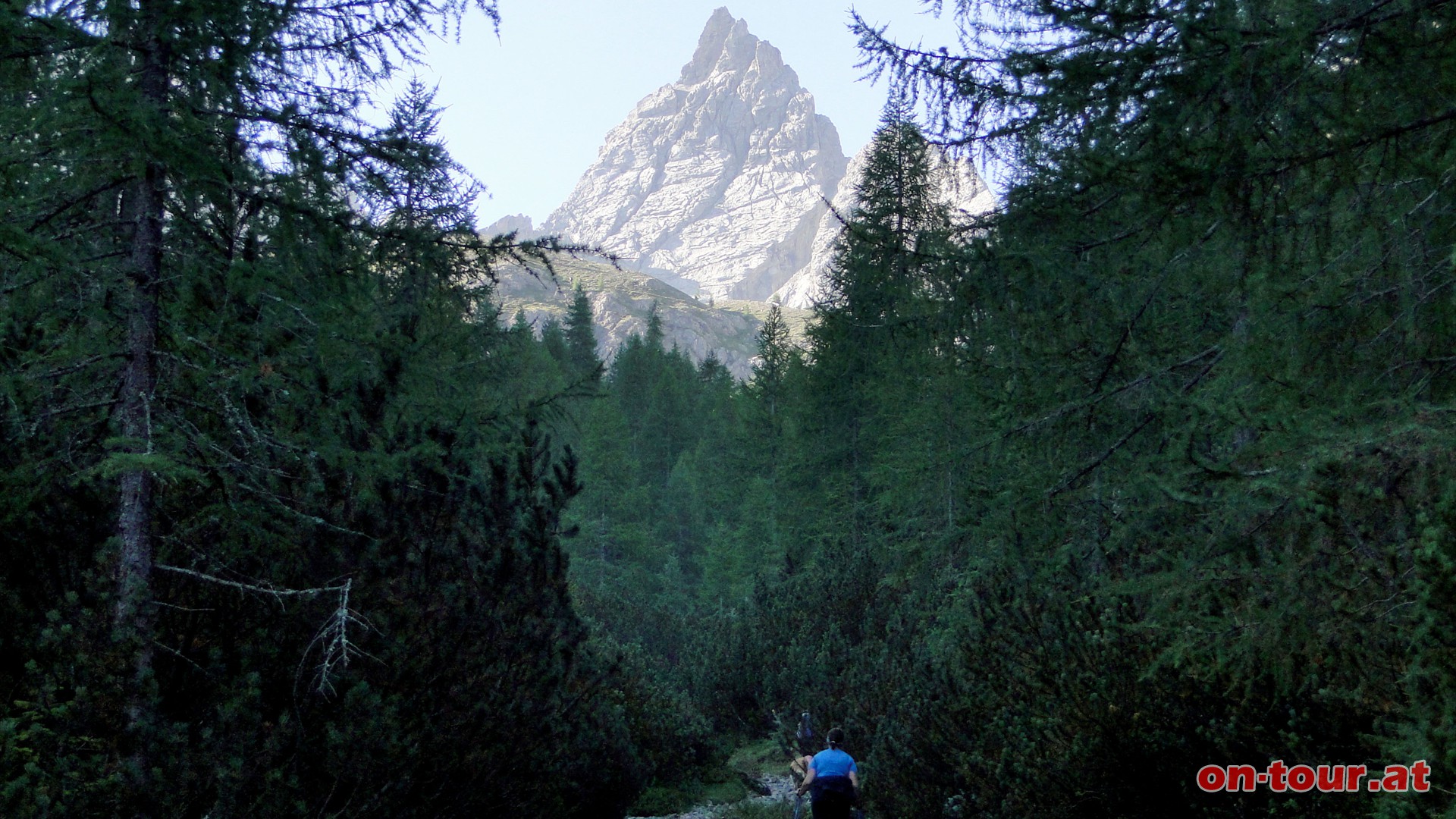 Alternativ kann man auch am Wanderweg (mittel) gehen (Abkrzung). Die Teplitzer Spitze, mit ihrer 5-Zehen Fuform, im Visier.