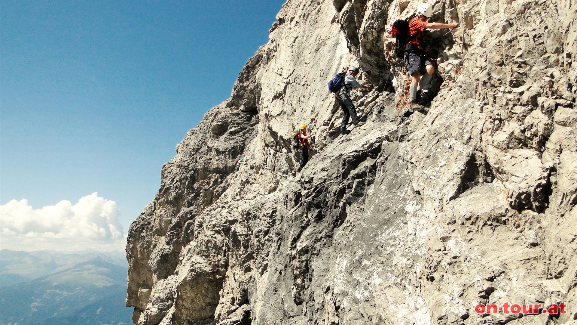 Das schwierigste Teilstück (II), versichert mit Stahlseilen, führt quer durch diese luftige Gipfelwand.