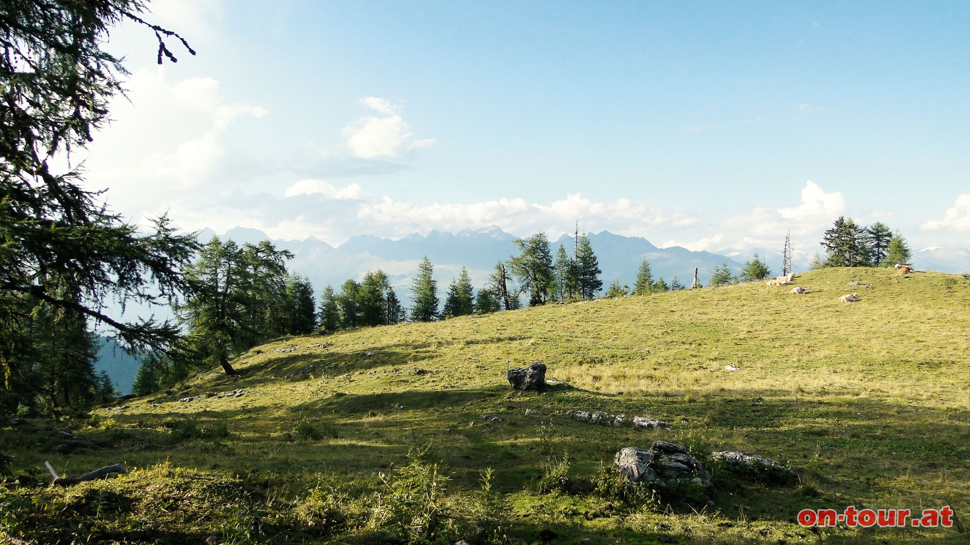 Die beiden Steige fhren wieder zusammen. Im weiteren Verlauf gelangt man zum Hexenlackel.