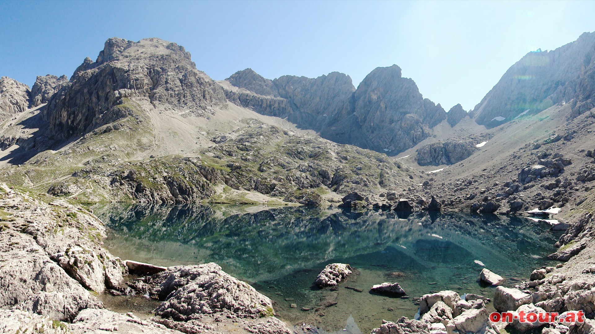 Im Osten der traumhaft gelegene Laserzsee, die Sandspitzen (links) und das Laserztrl (rechts).