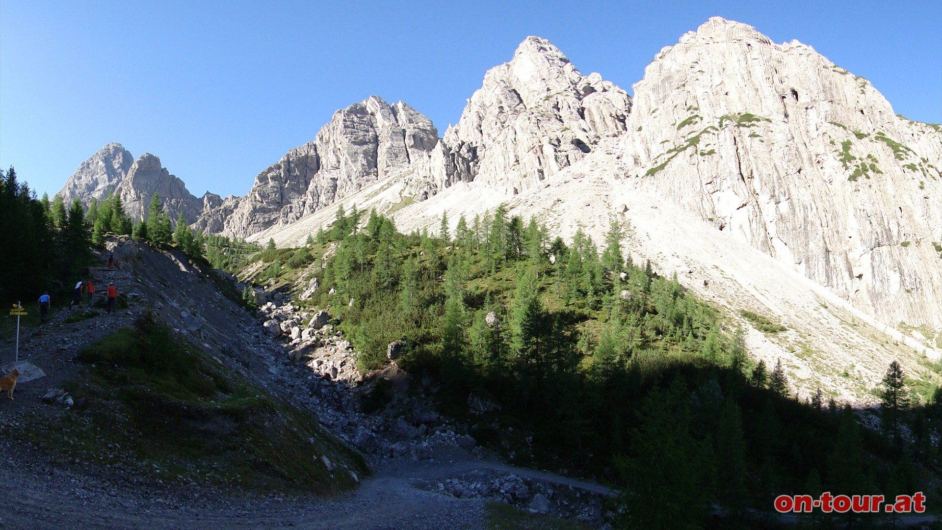 Immer wieder kreuzen sich Fahrweg und Wanderweg. Blokofel und Gamswiesenspitzen im Westen.