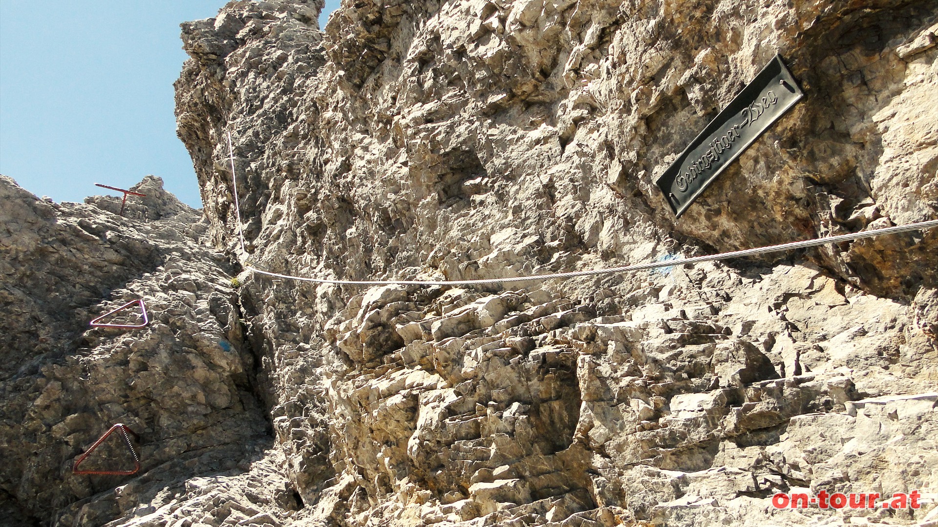 Klettersteigset aktivieren. Spannender Einstieg in den -Ari-Schbel-Steig- beim -Gebirgsjgerweg-.