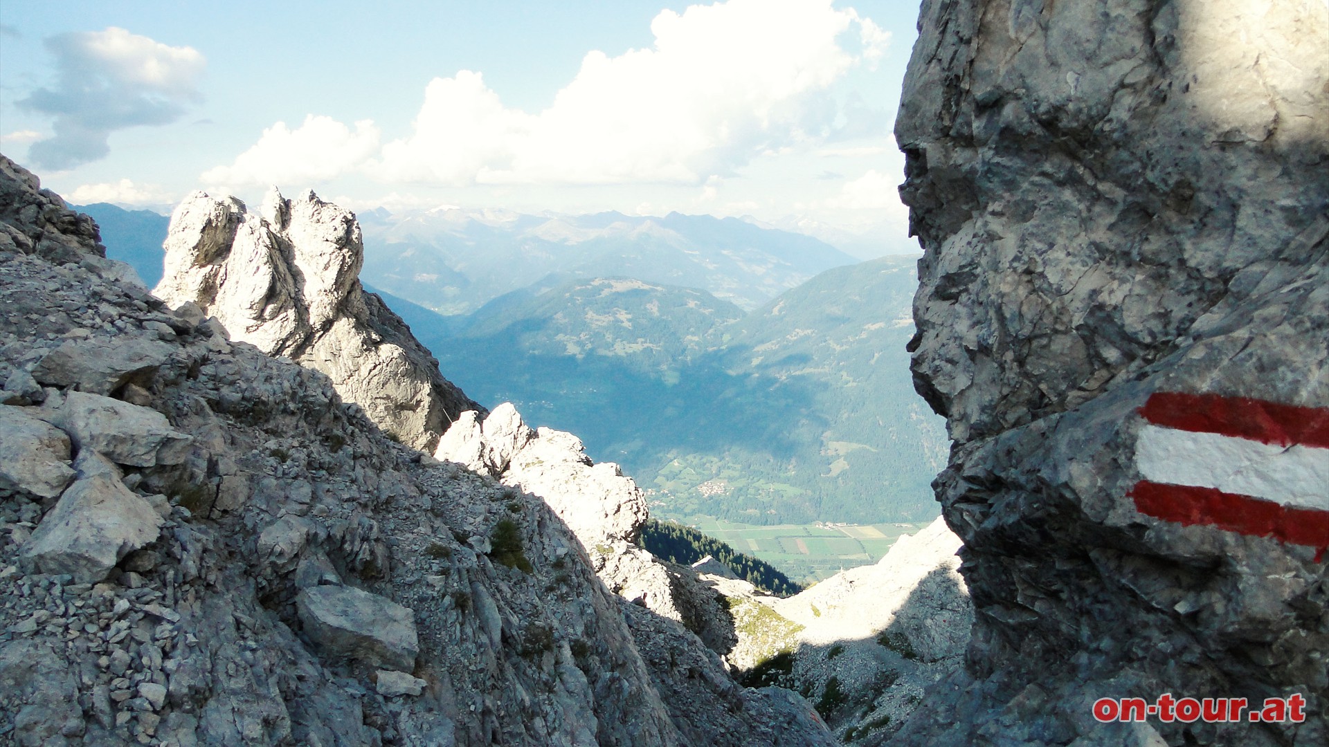 Kurz nach dem Hohen Trl folgt eine Weggabelung. Rechts bergab verluft der Rudl-Eller-Steig und......