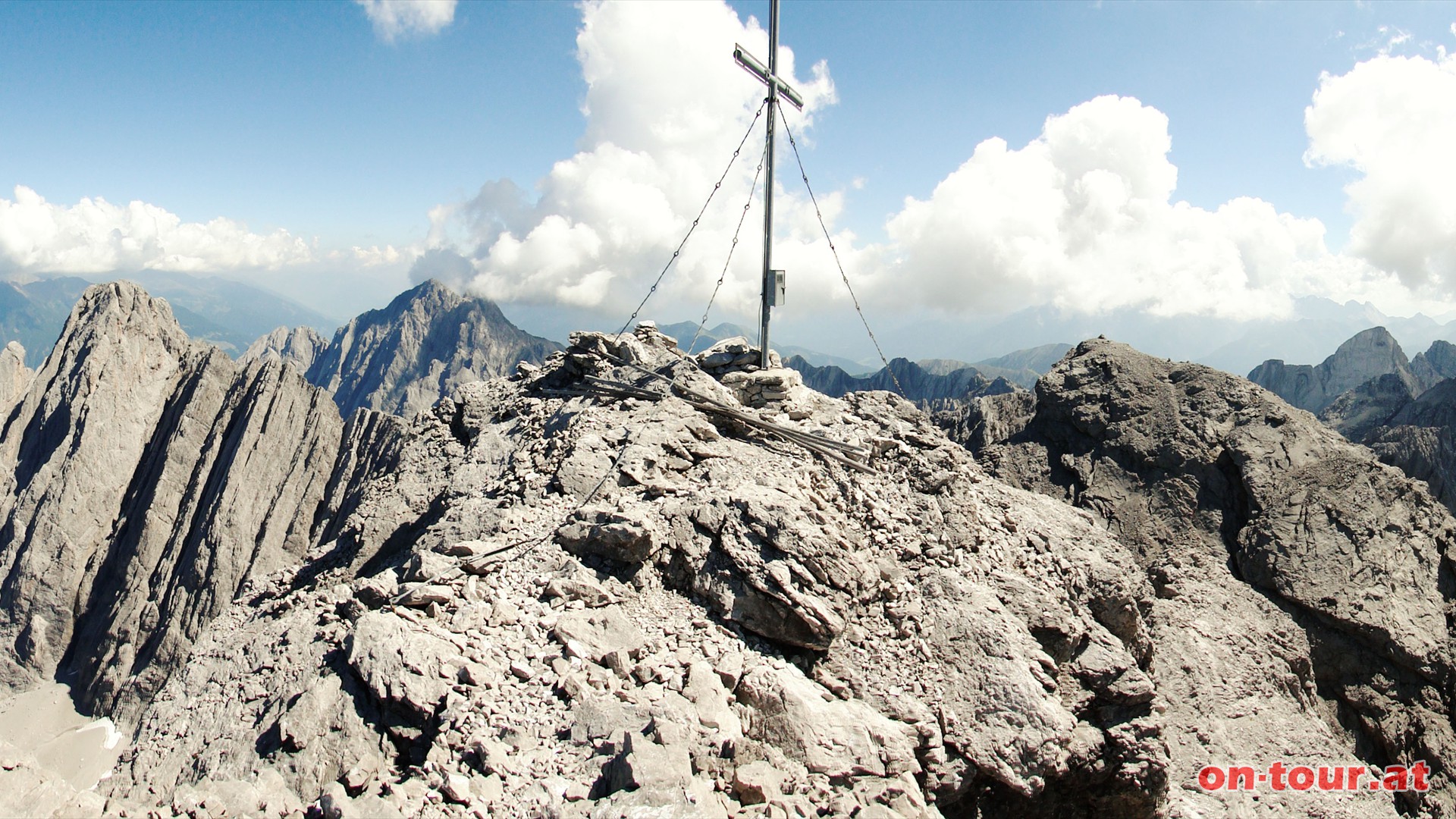 Nach einer abschließenden leichten Kletterei stehen wir am höchsten Gipfel der Lienzer Dolomiten.
