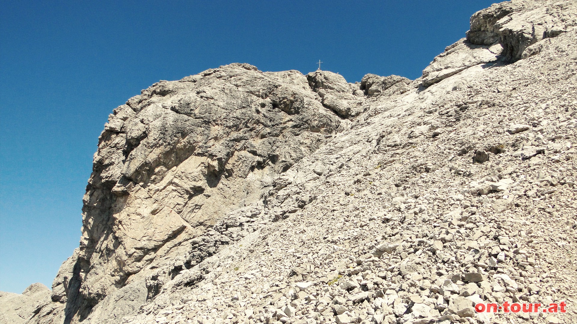 Nun ber Schuttbnder an der Sdwestflanke der Kl. Sandspitze bergauf. Die Groe bereits im Blickfeld.