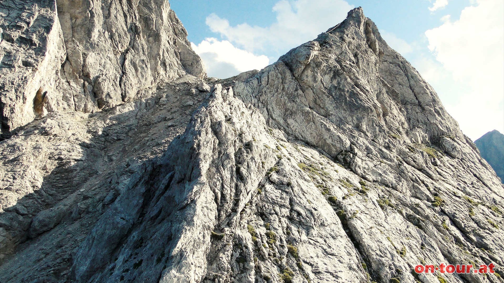 Rckblick zum Zillinkpfe-Steig. Links davon verluft der Eller-Steig im Graben unter der Gr. Laserzwand.