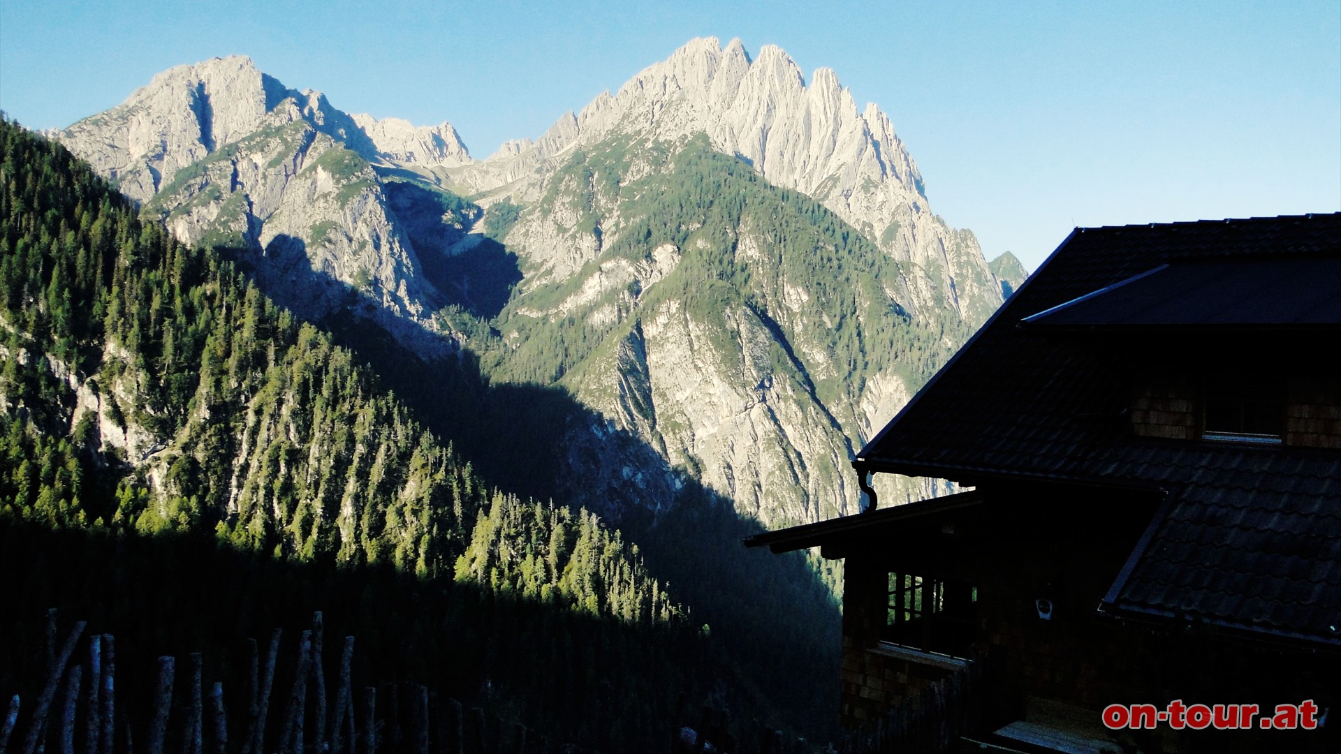 Vom Parkplatz am Ende der Dolomitenstrae (Maut) sind es nur 3 Min. bis zur Dolomitenhtte und den Ausblick auf Spitzkofel & Co.