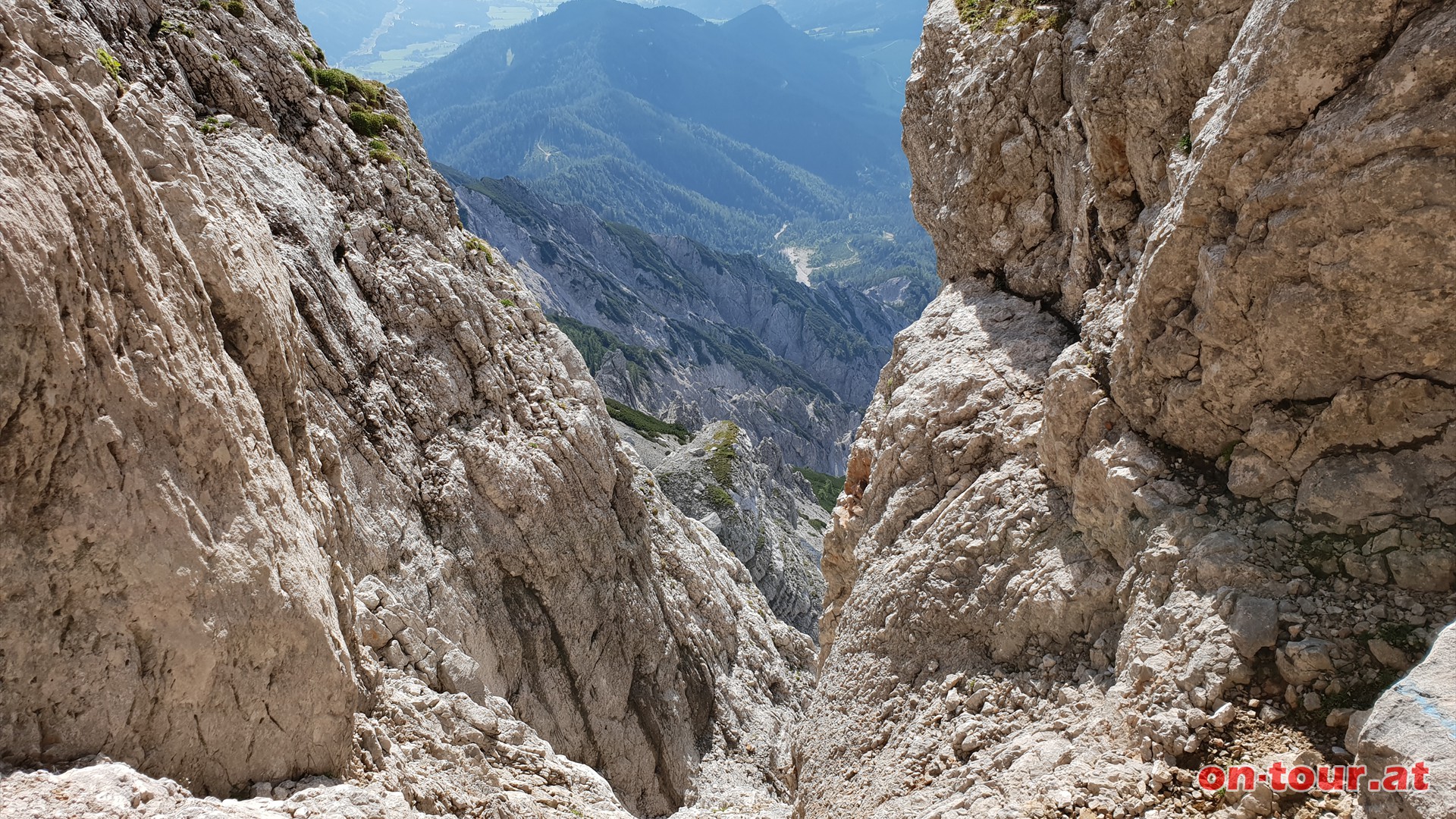 Aufstieg ber die Kletterroute (II) Wengerweg.