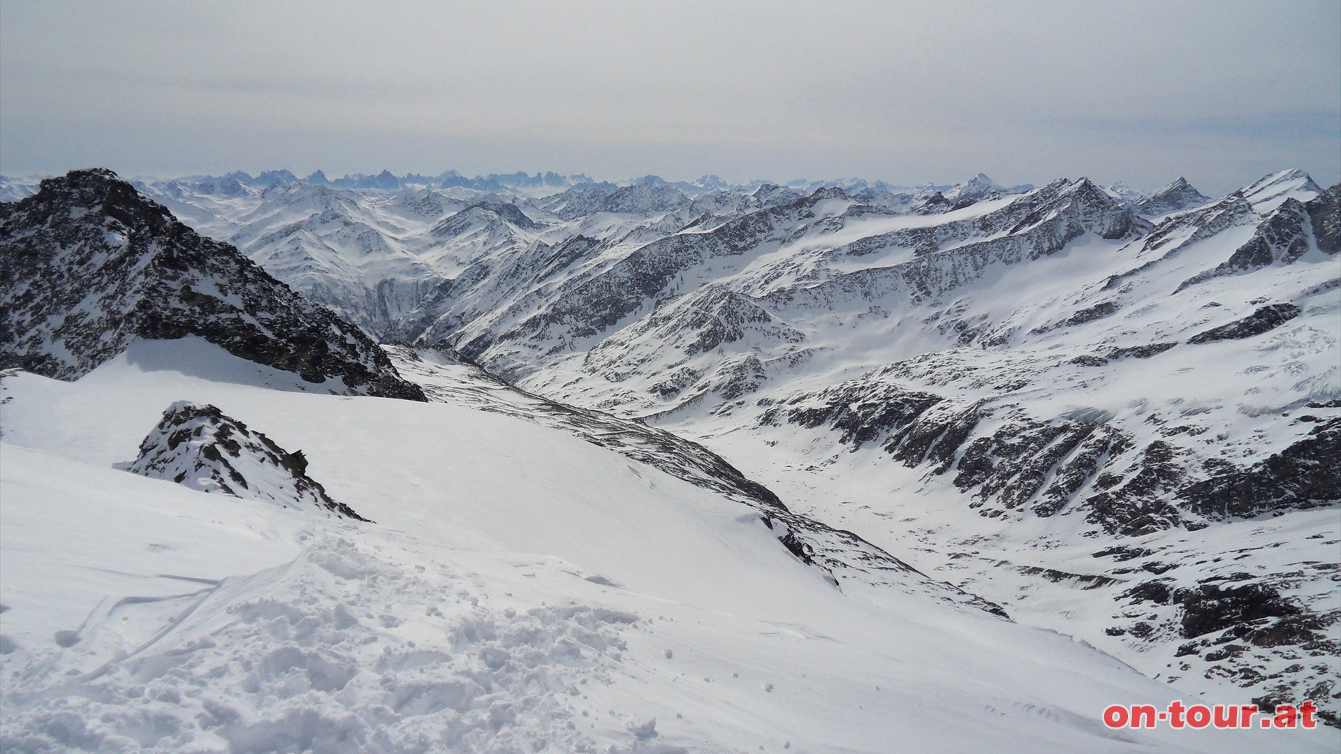 Im Sden links das Groe Happ, das Maurertal in der Mitte und am Horizont die Dolomiten.
