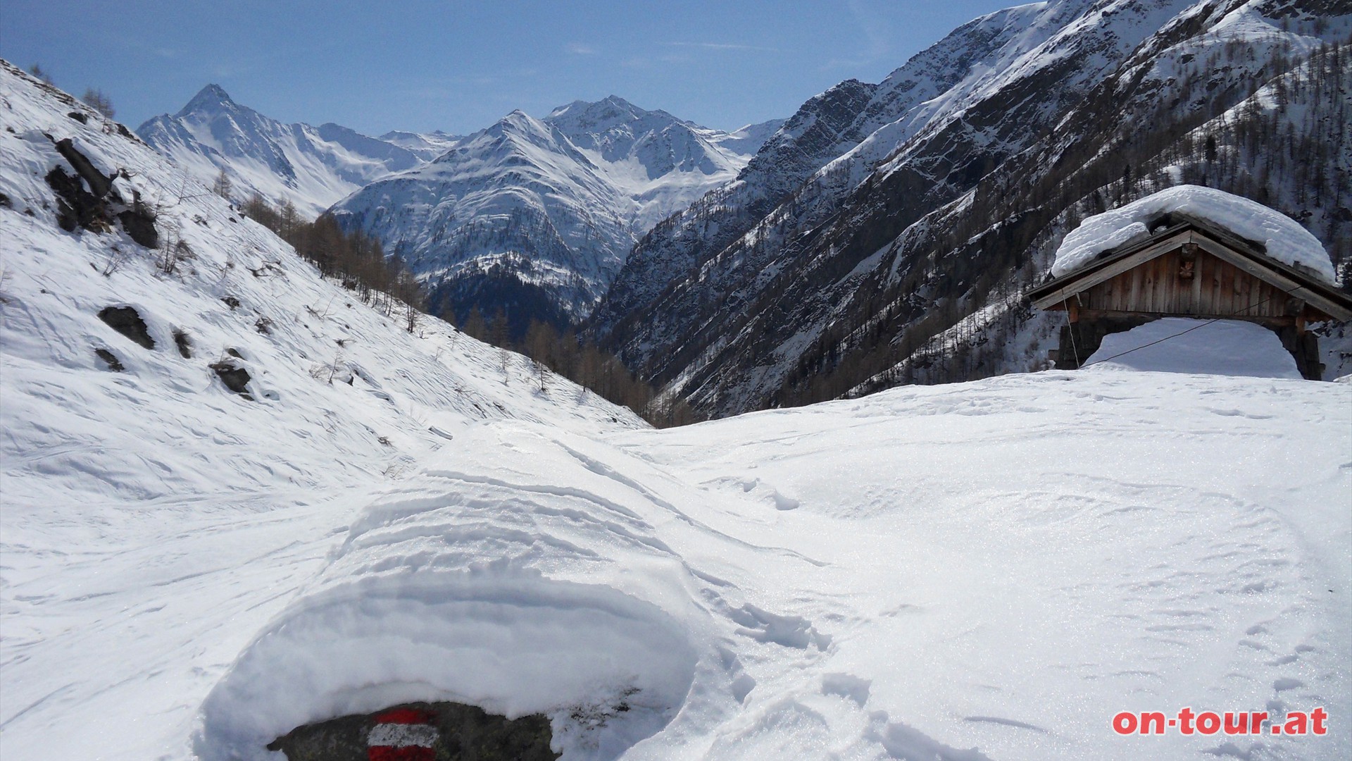 Im Sdosten streckt sich der 3.098 m hohe Lasrling zum Himmel (links).