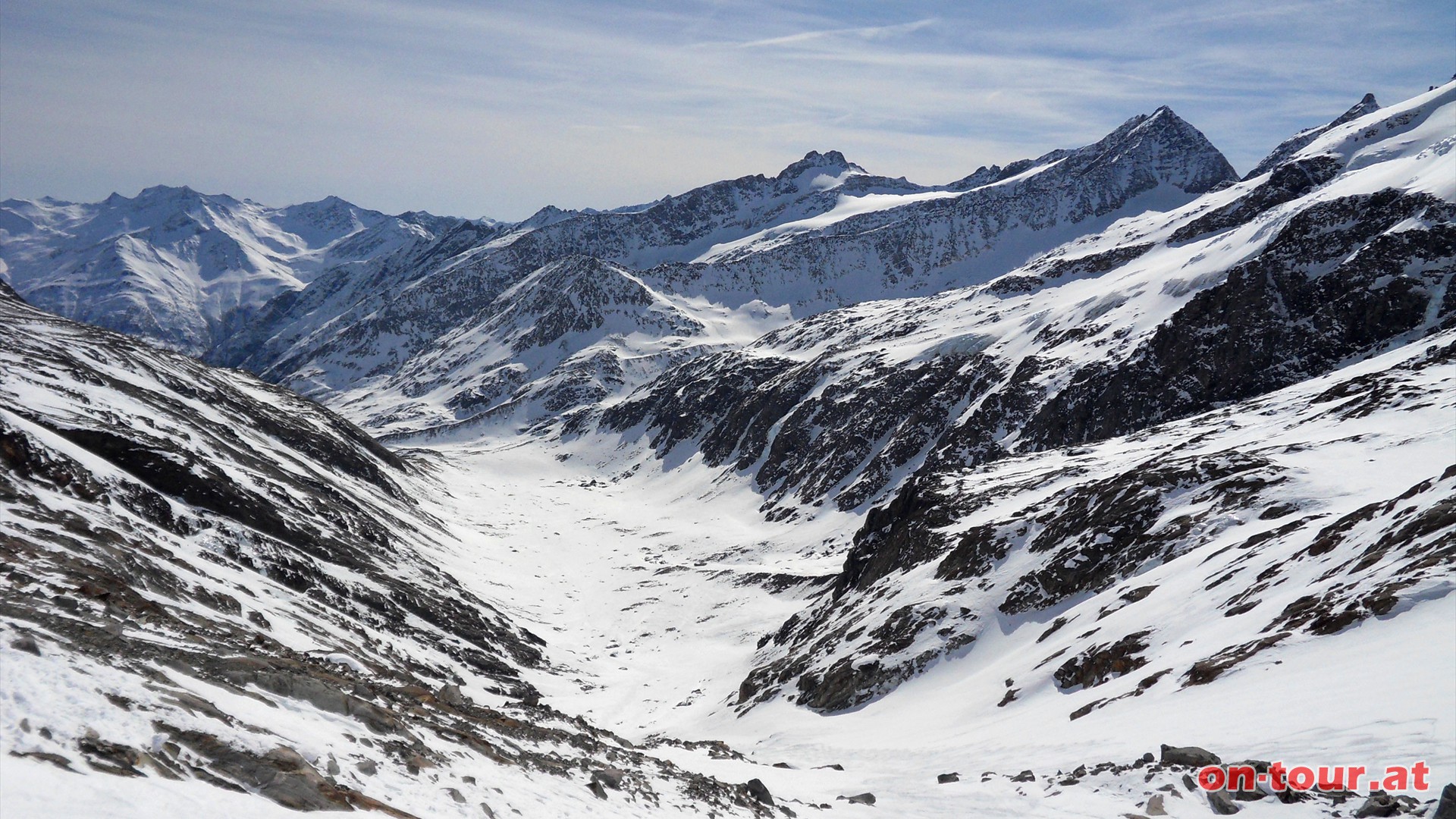 Schner Ausblick ber die Gipfelwelt rund um die Essener-Rostocker Htte.