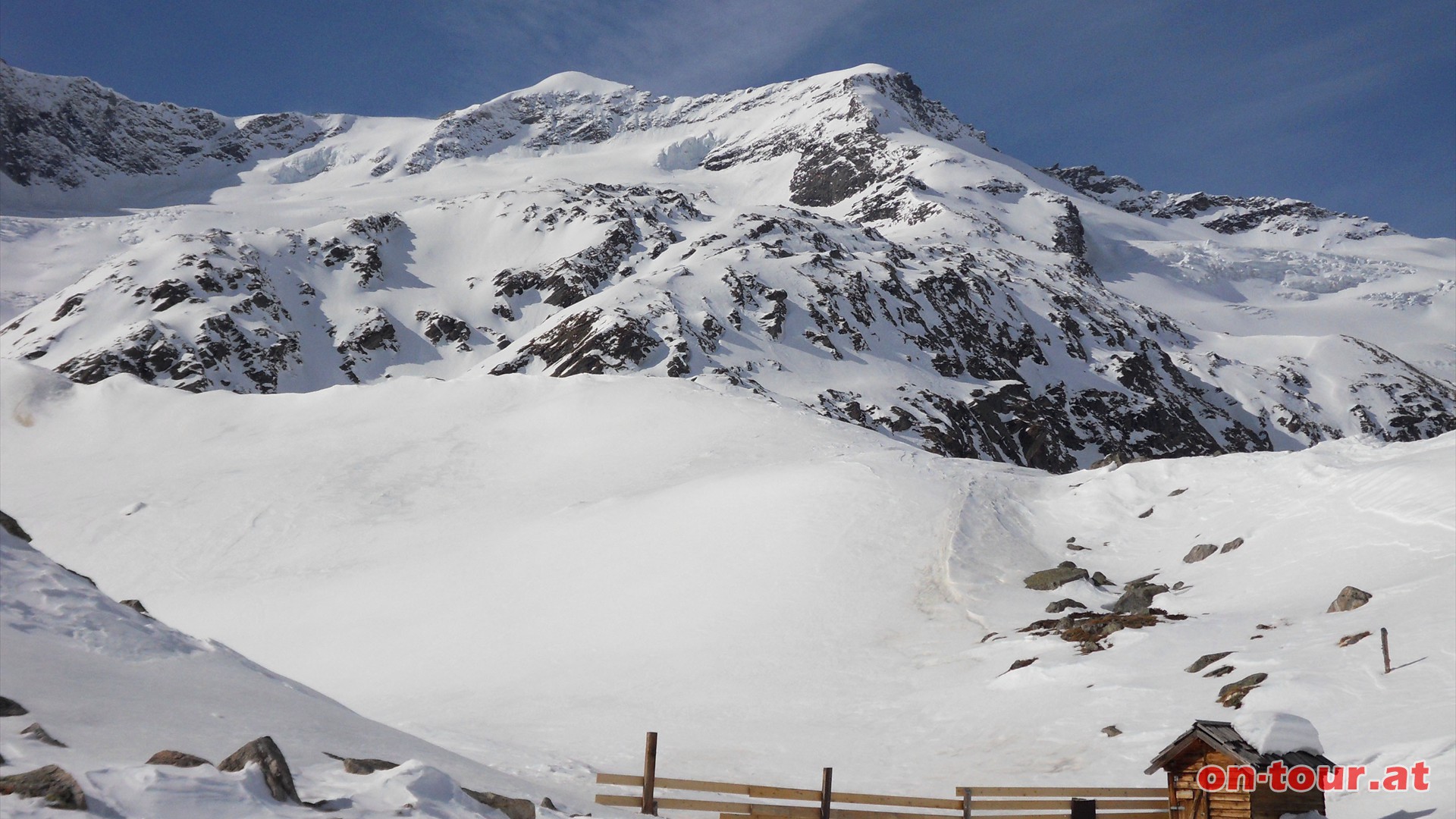 stlicher und Westlicher Simonyspitz (3.488 m) sind von der Htte aus nicht zu bersehen.