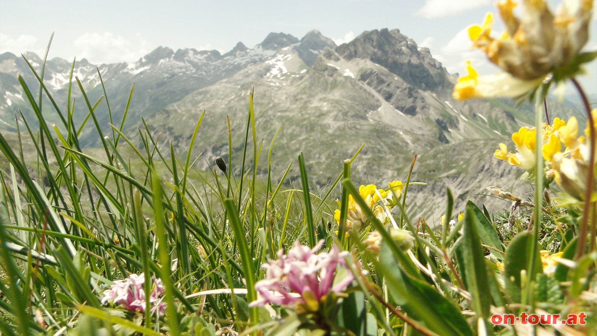 Abstieg wie Aufstieg. Unbedingt zu empfehlen ist eine lngere Wiesenrast mit Blick zu Kratzer, Mdelegabel & Co.