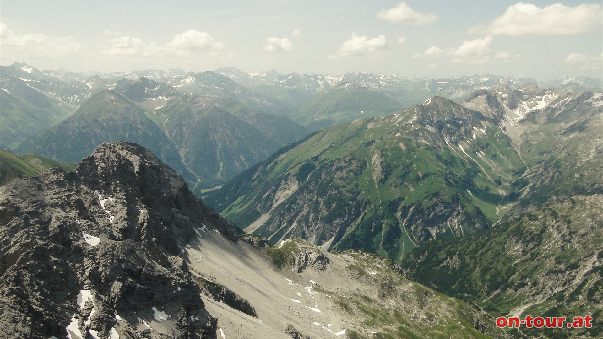 Am sdwestlichen Horizont befindet sich das Arlberggebiet. In nchster Nhe ist der Ramstallkopf (links) und das Schochenalptal (rechts).