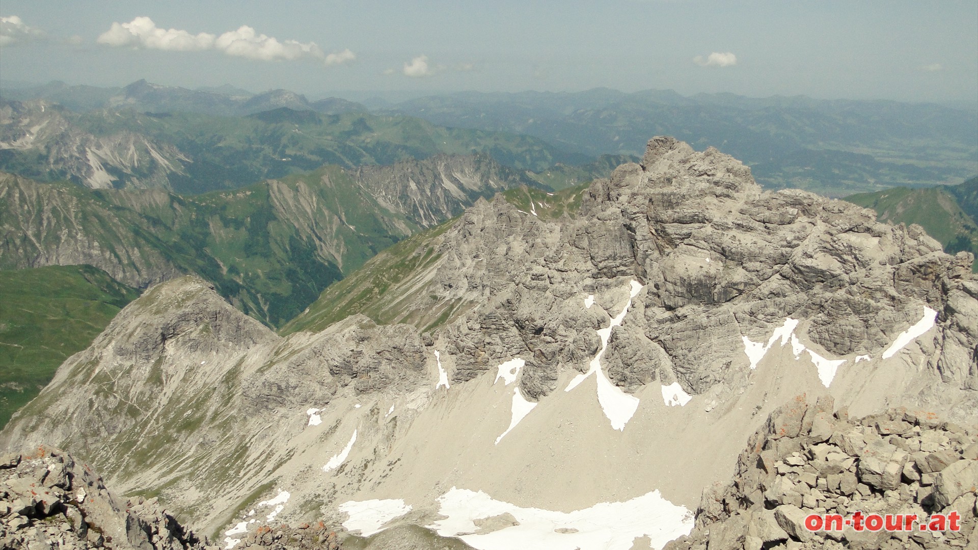 Das Panorama ist phnomenal; im Nordwesten dominiert die 2.575 m hohe fner-Spitze, direkt an der Grenze zu Deutschland.