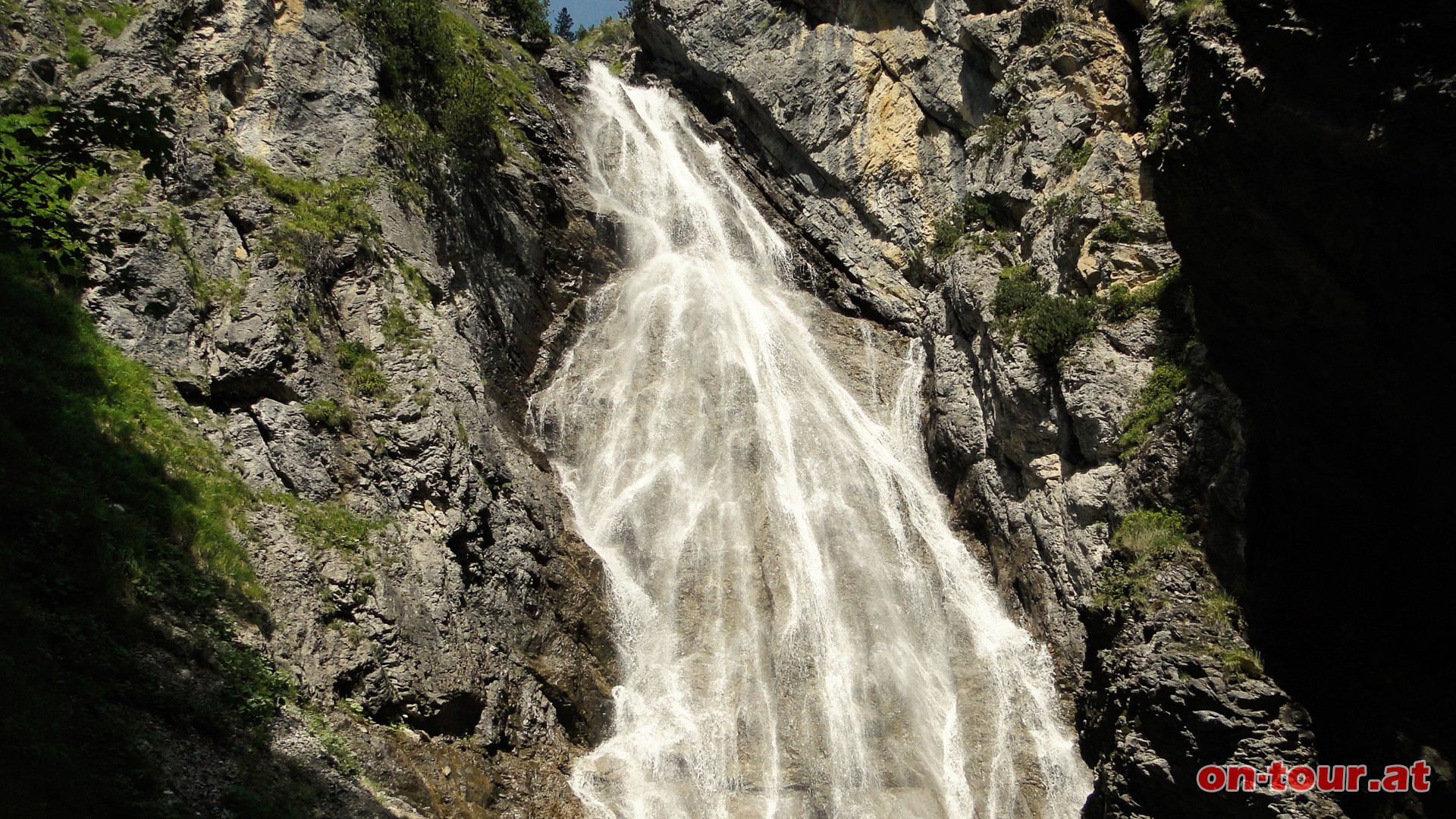 Der kurze, aber lohnenswerte Abstecher, zum 3 Min. entfernten Wasserfall, kann getrost beim Abstieg angetreten werden (bessere Lichtverhltnisse).